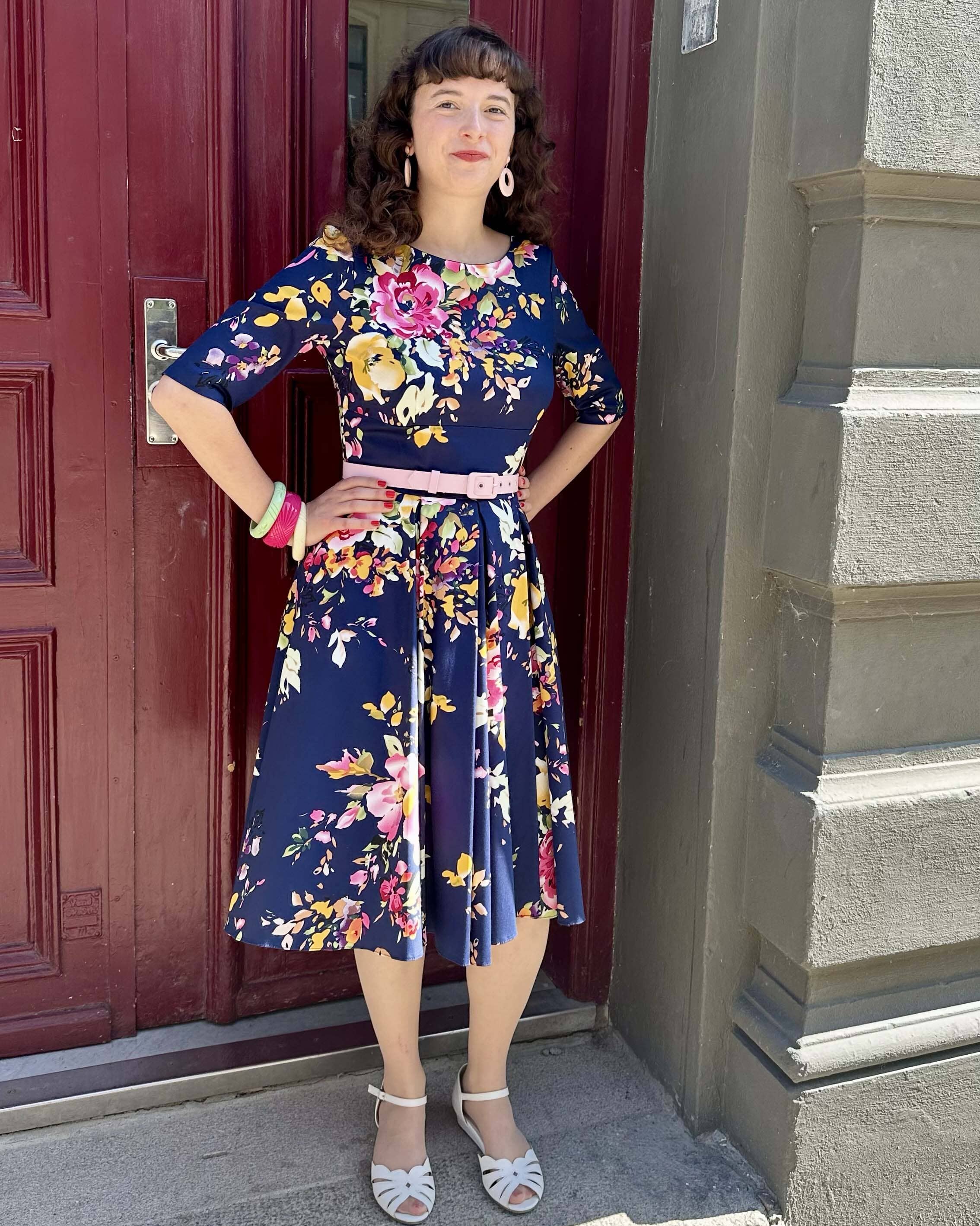 1950'er Hepburn swingkjole i navy floral swing kjole Pretty Dress Company