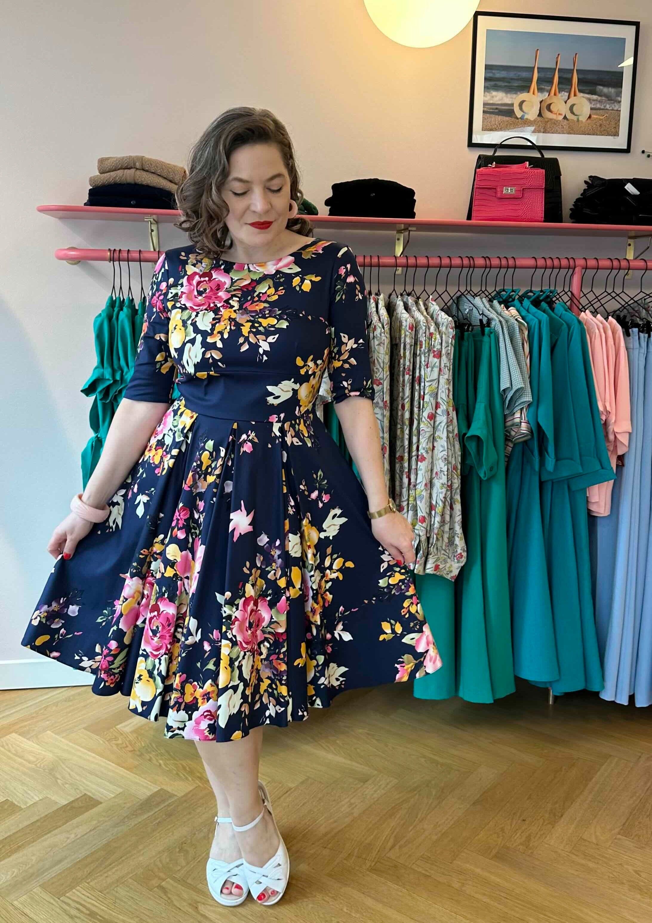 1950'er Hepburn swingkjole i navy floral tøj Pretty Dress Company