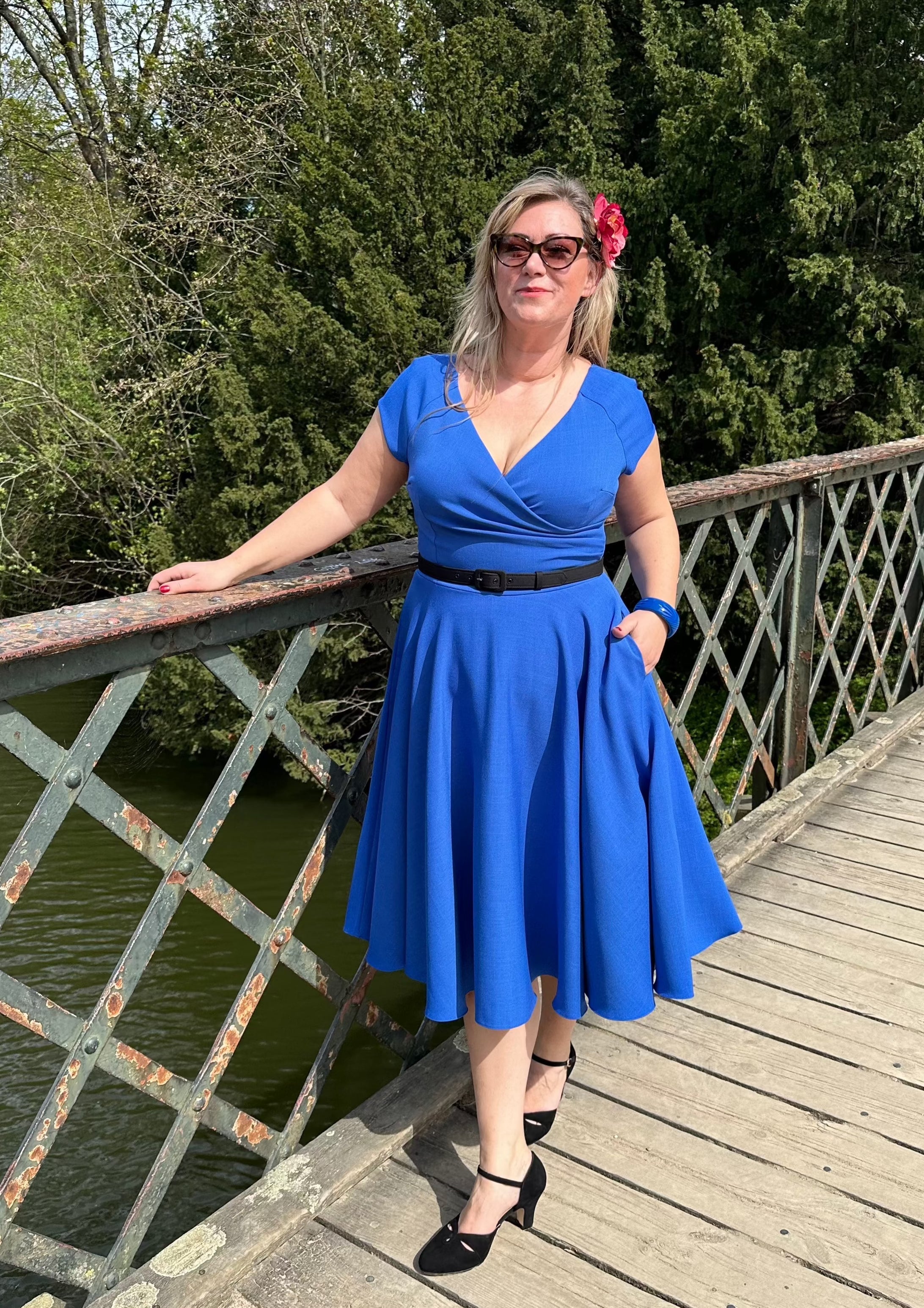1950'er Hourglass swingkjole i koboltblå tøj Pretty Dress Company