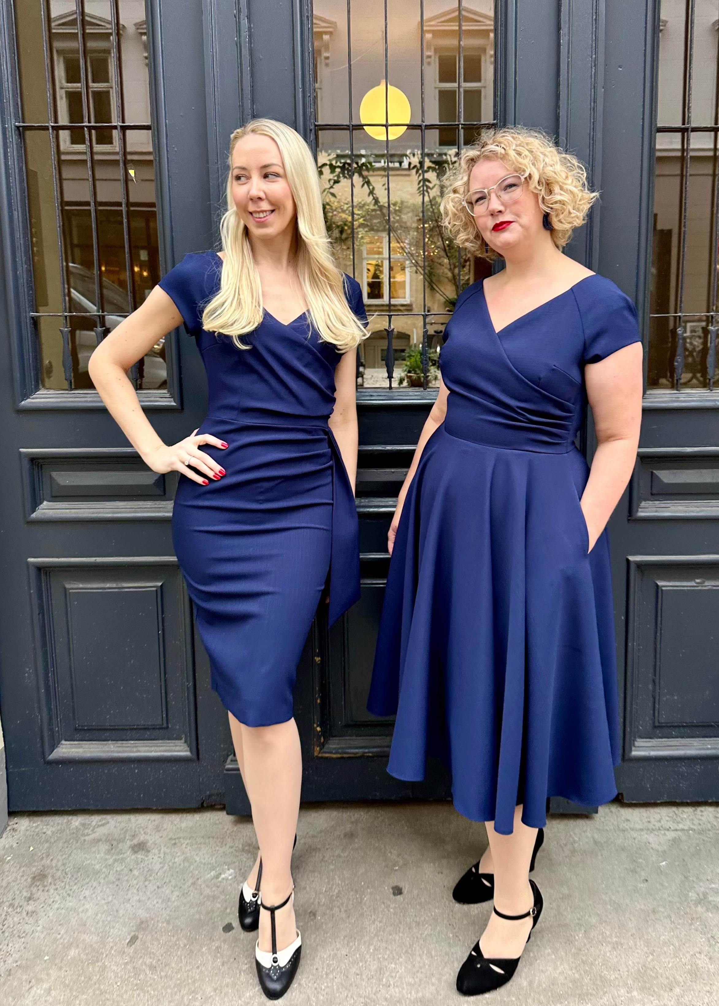 1950'er Hourglass swingkjole i navy blå Kjoler Pretty Dress Company