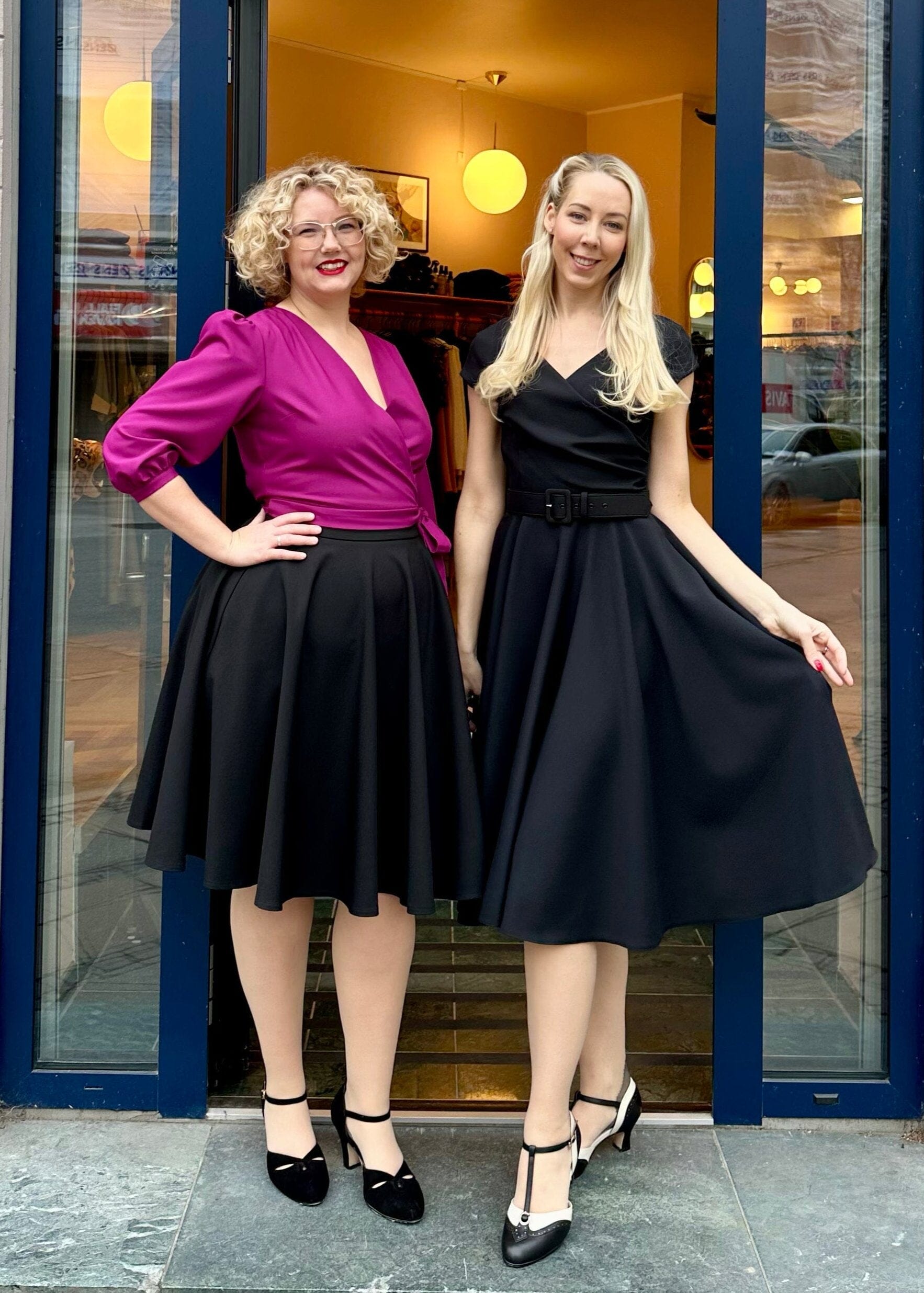 1950'er Hourglass swingkjole i sort swing kjole Pretty Dress Company