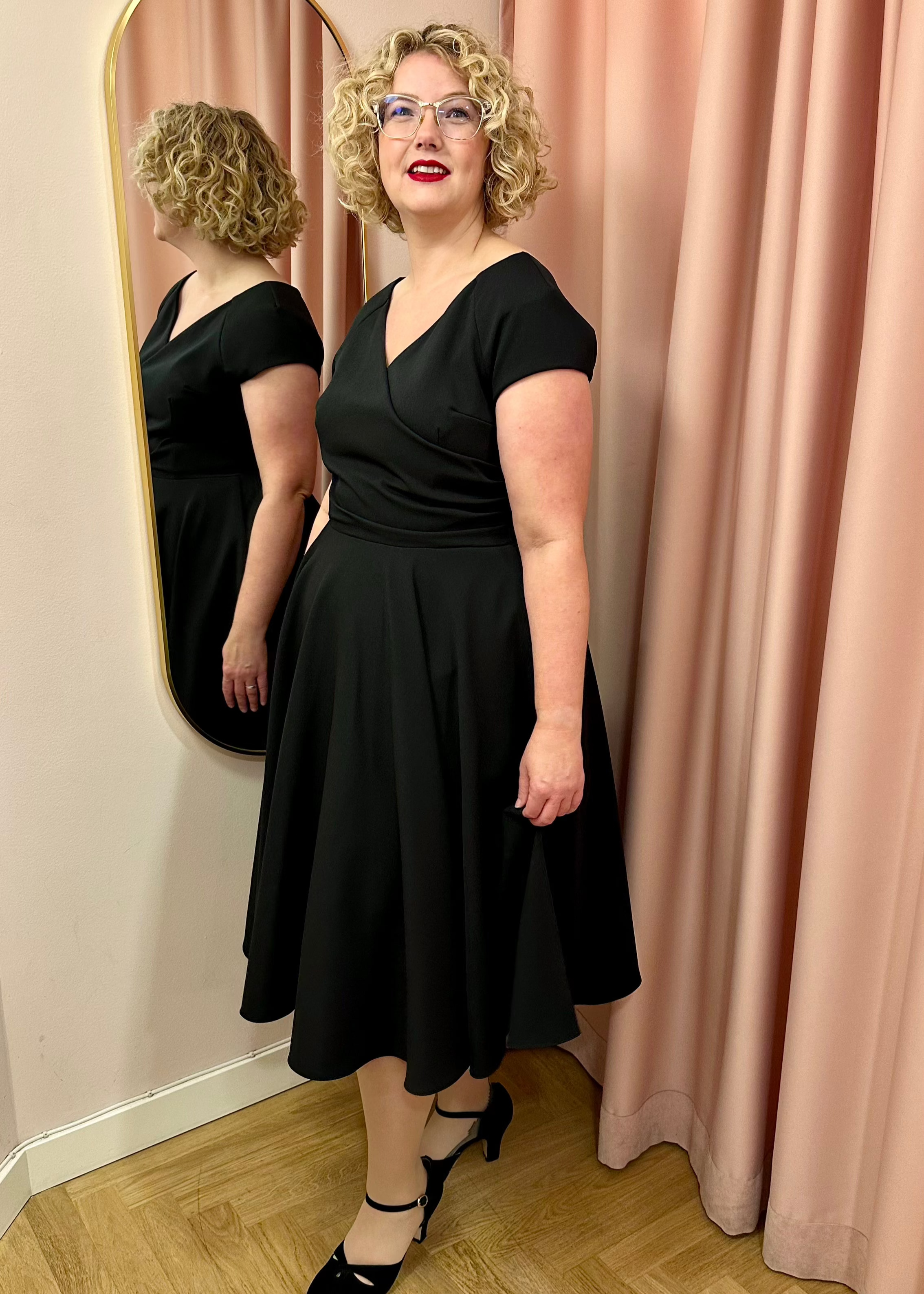 1950'er Hourglass swingkjole i sort swing kjole Pretty Dress Company