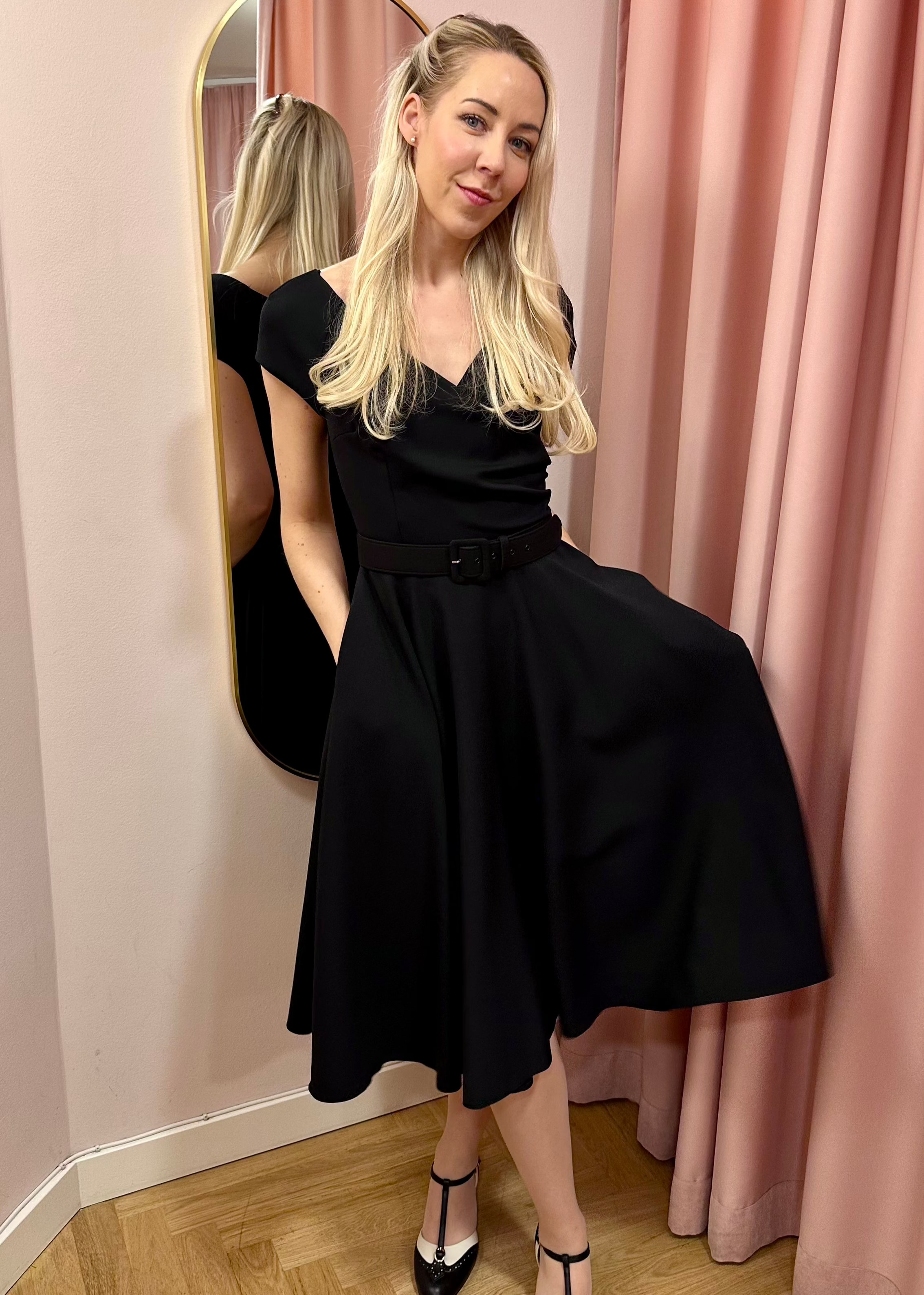 1950'er Hourglass swingkjole i sort swing kjole Pretty Dress Company