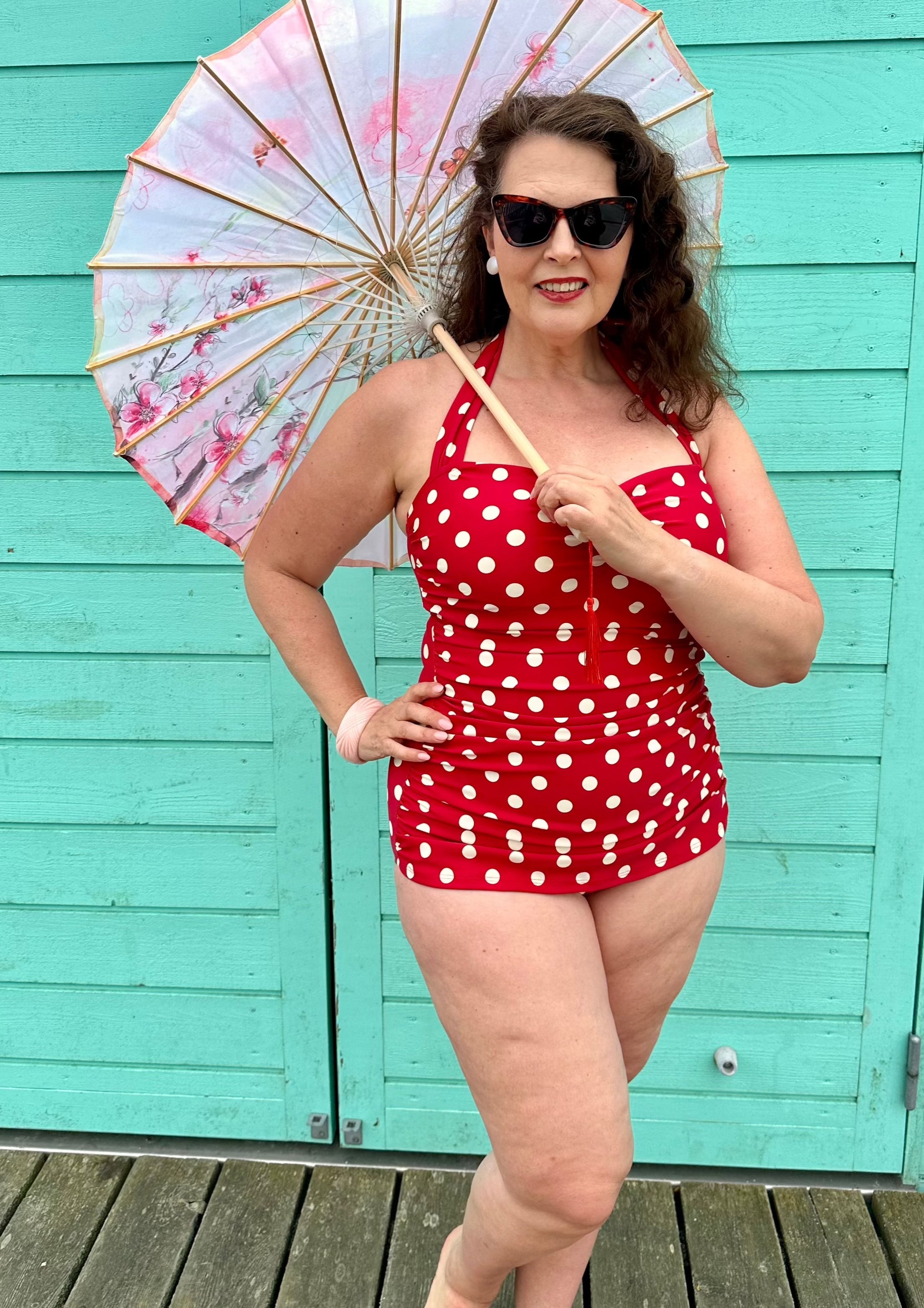 1950'er stil badedragt i rød med hvide prikker Esther Williams