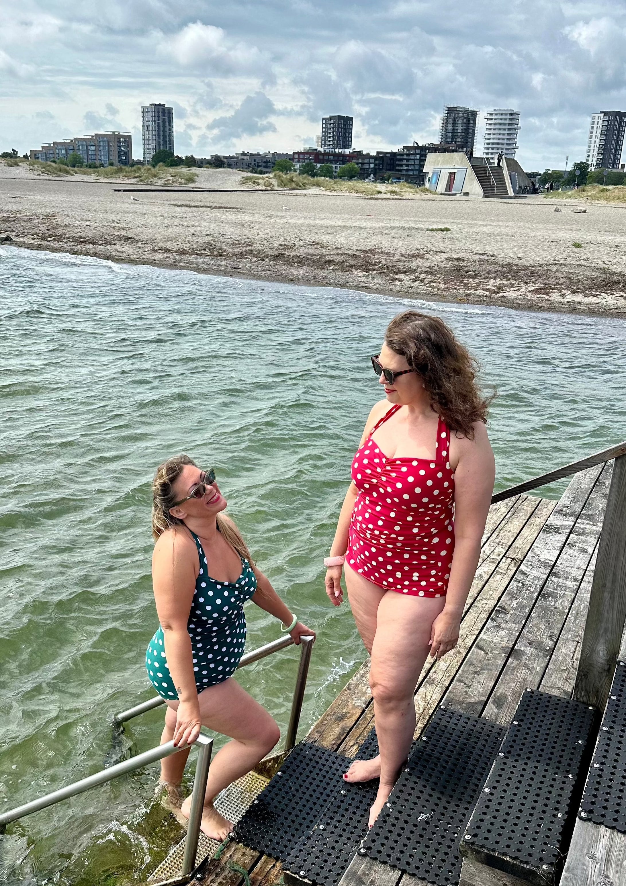 1950'er stil badedragt i rød med hvide prikker Esther Williams