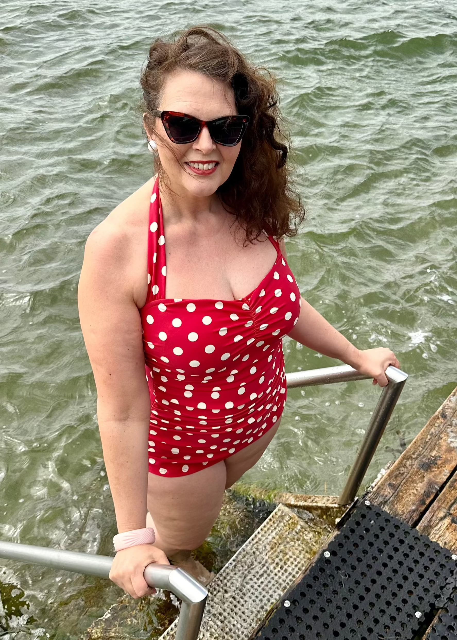 1950'er stil badedragt i rød med hvide prikker Esther Williams