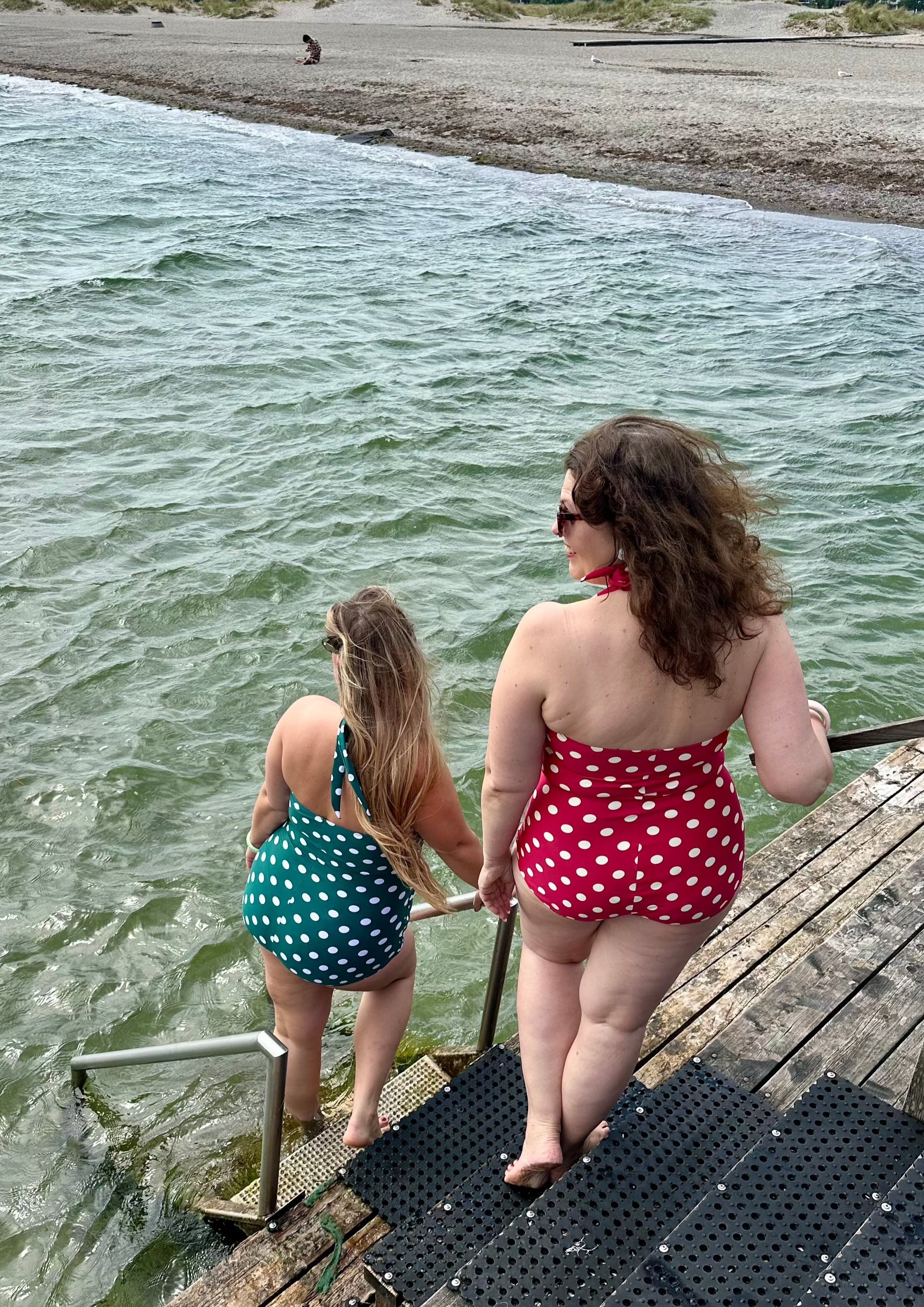 1950'er stil badedragt i rød med hvide prikker Esther Williams