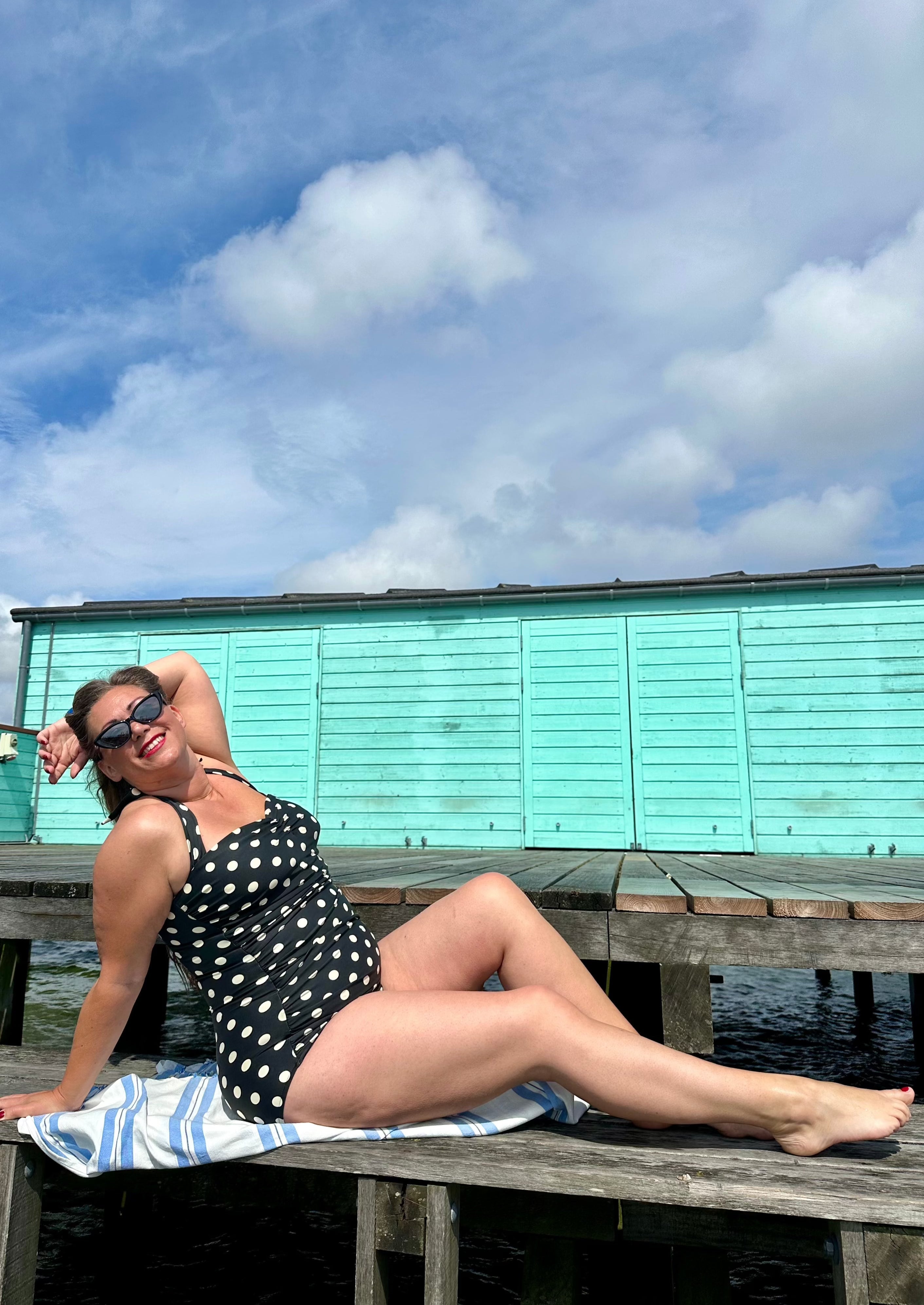 1950'er stil badedragt i sort med hvide prikker toej Esther Williams