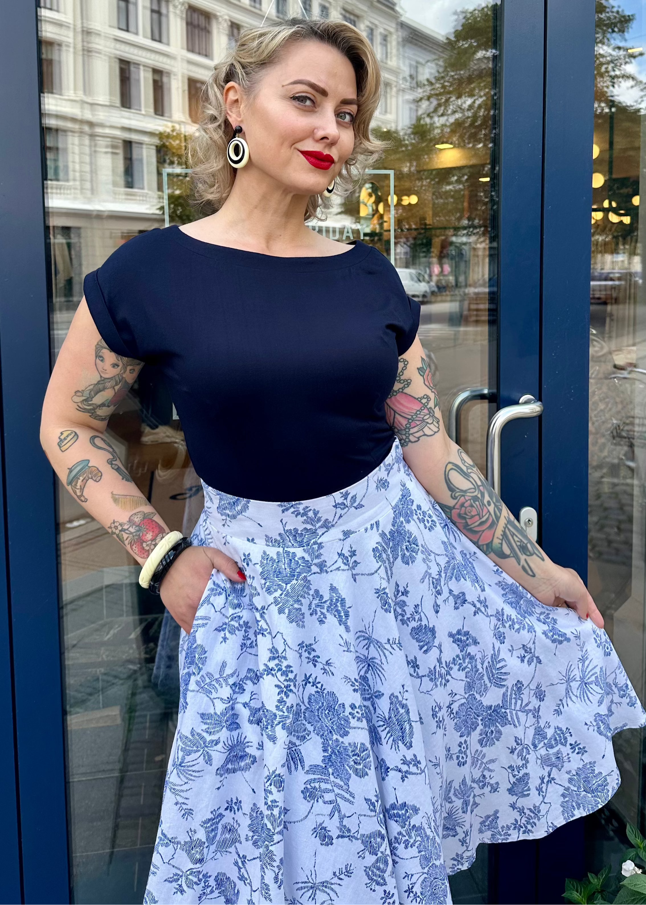 1950er stils swingnederdel i hvid med navy blomster swing nederdel Daisy Dapper