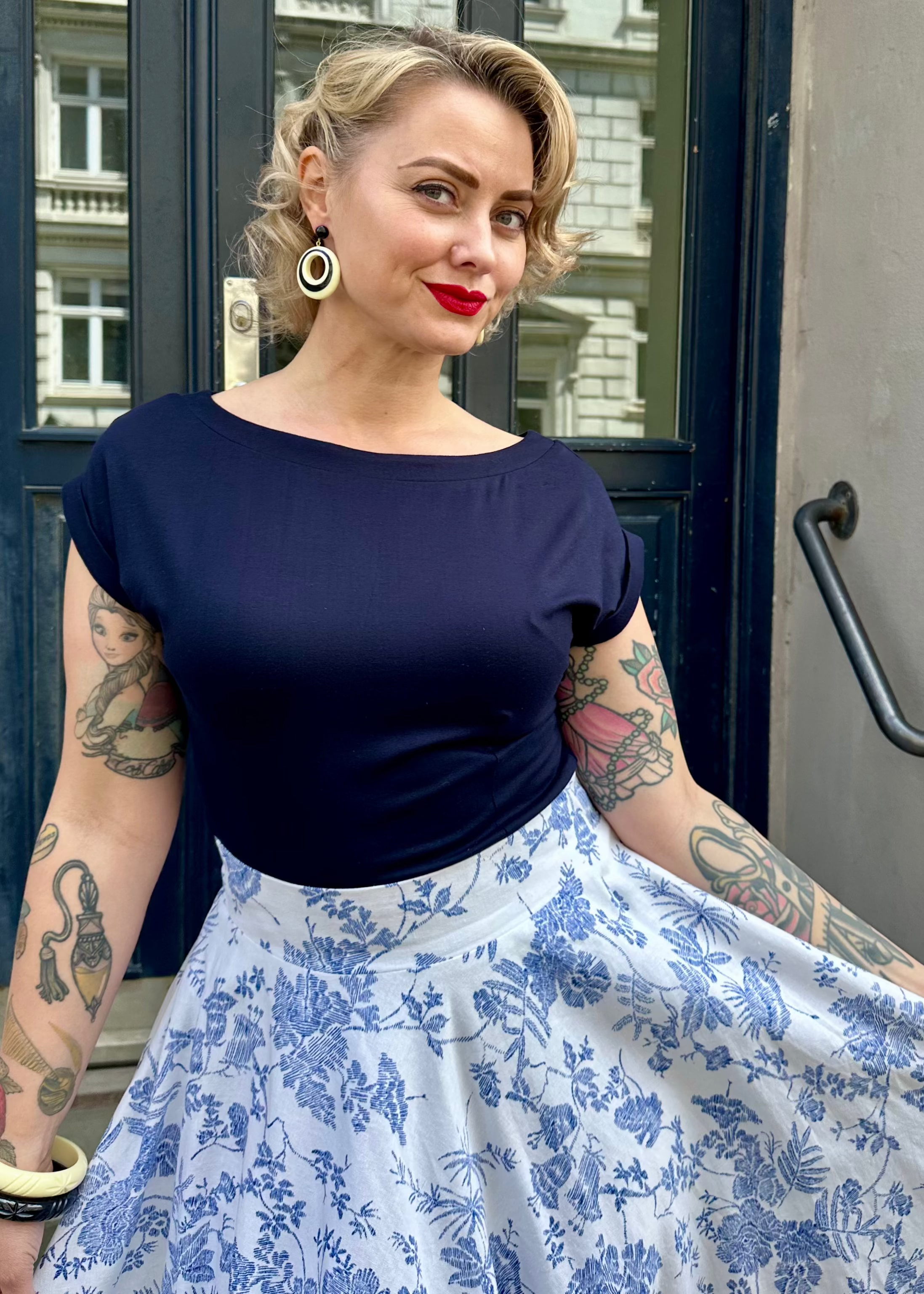 1950er stils swingnederdel i hvid med navy blomster swing nederdel Daisy Dapper