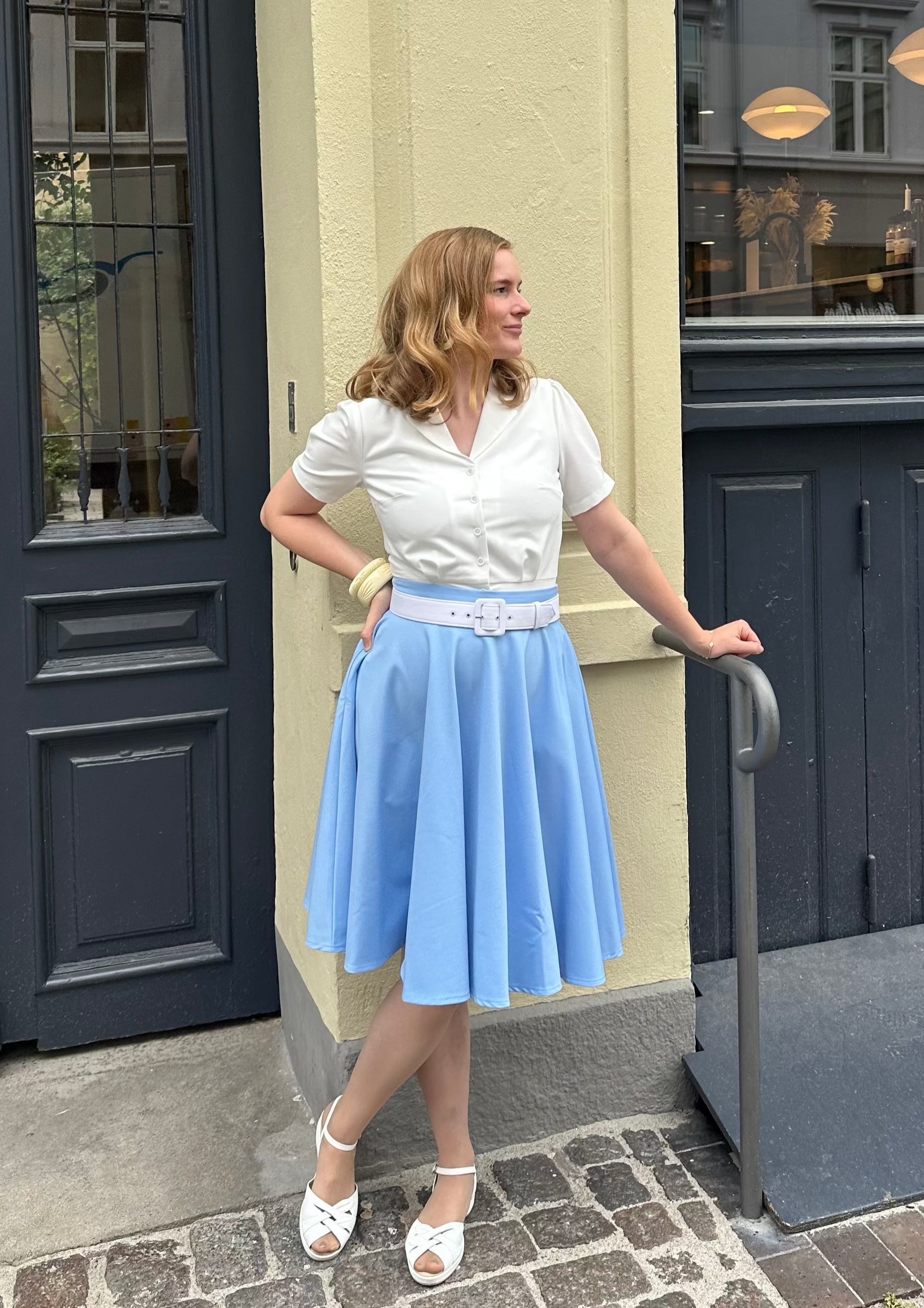 1950er stils swingnederdel i lys himmelblå swing nederdel Daisy Dapper