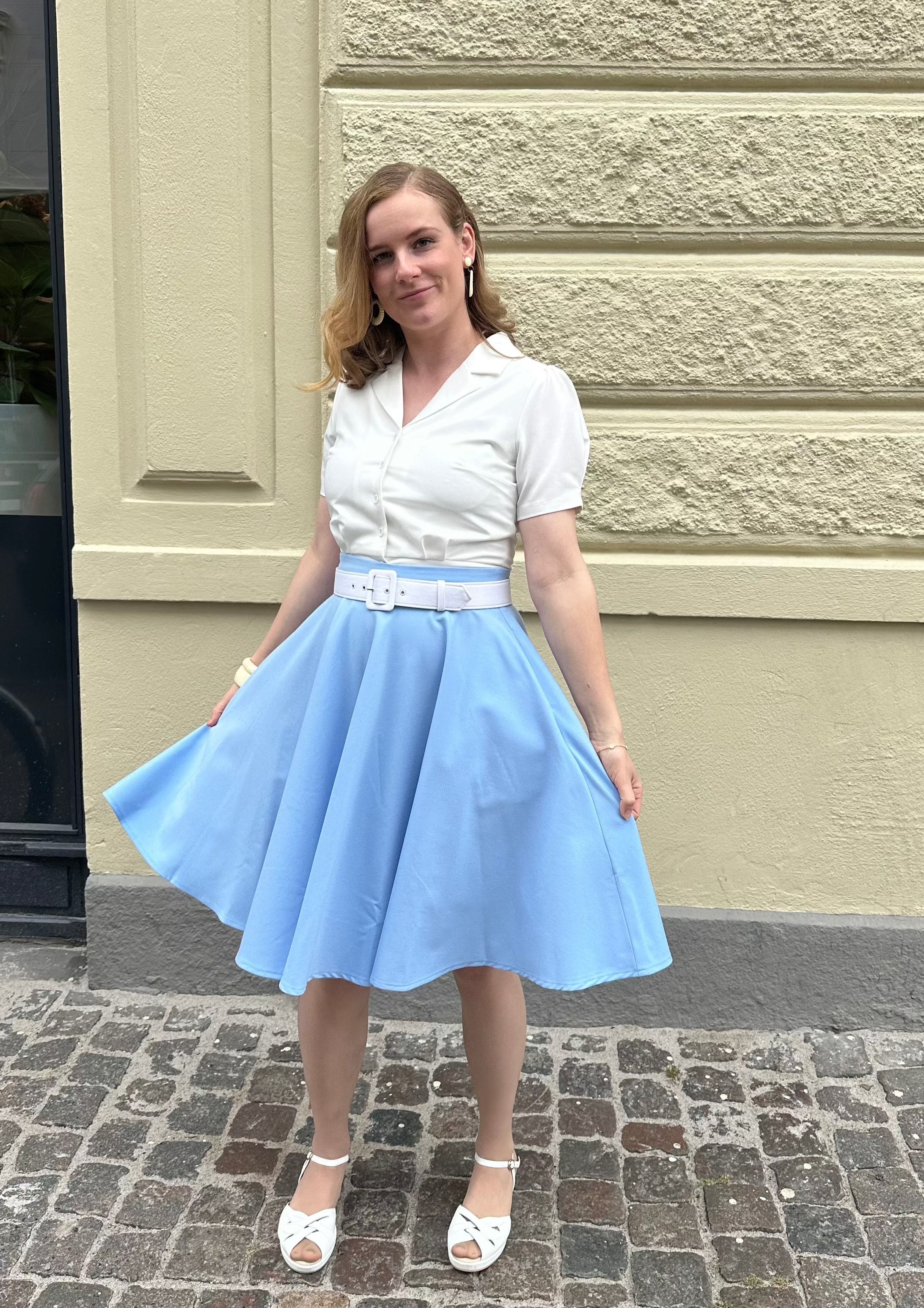 1950er stils swingnederdel i lys himmelblå swing nederdel Daisy Dapper