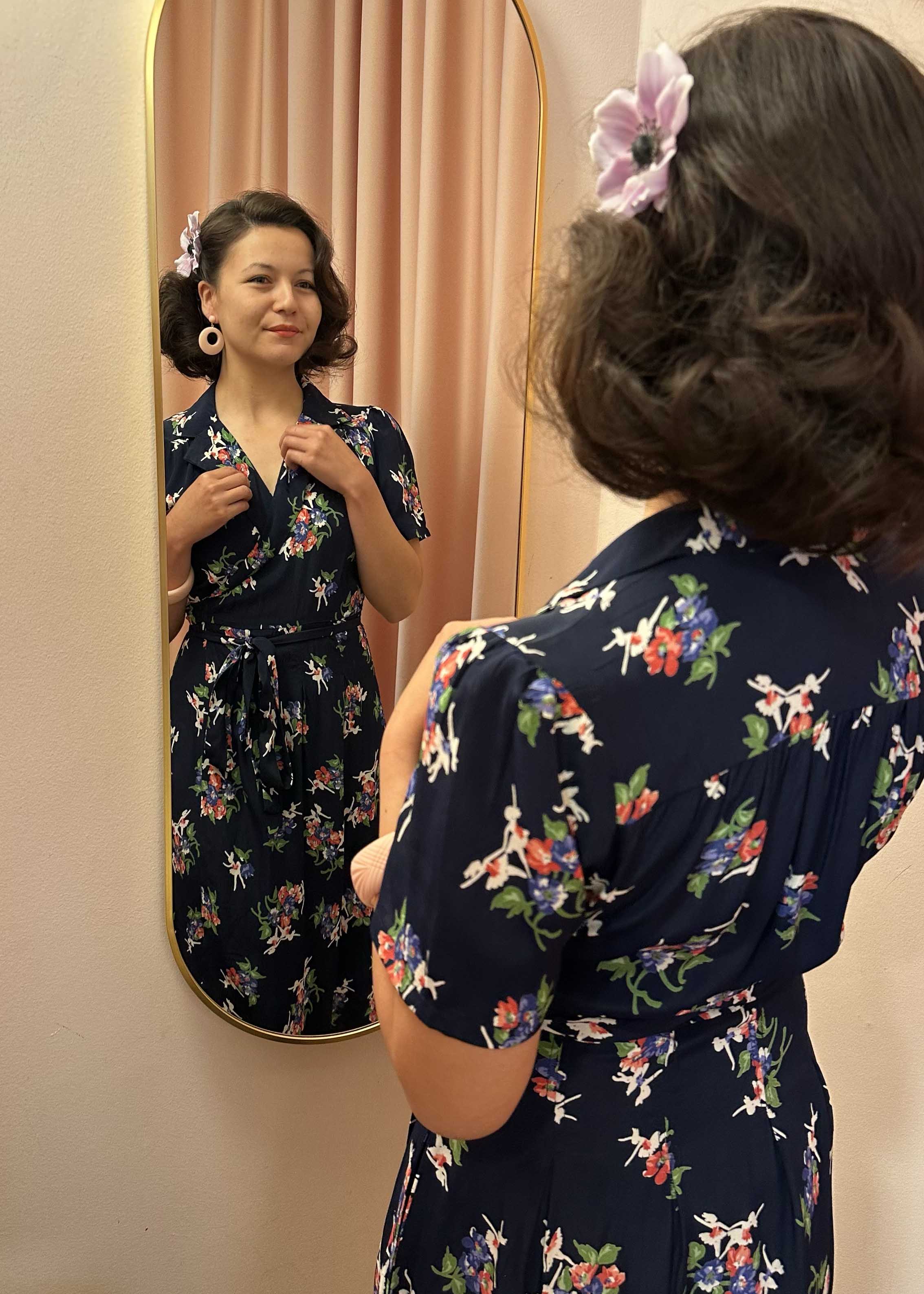 Slåom kjole i vintage stil - navy floral dancer print
