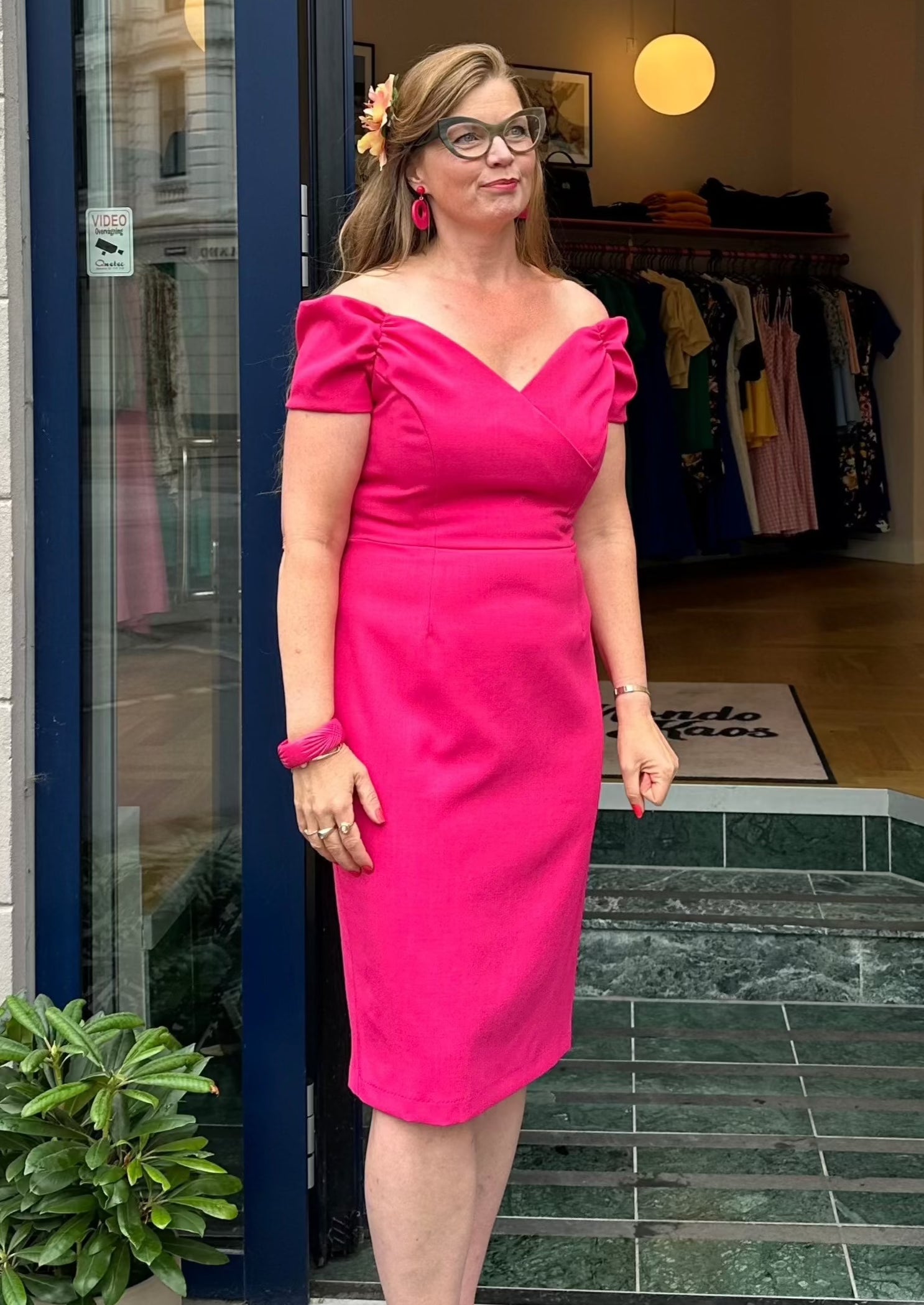 Fatale pencilkjole med off-shoulder - pink