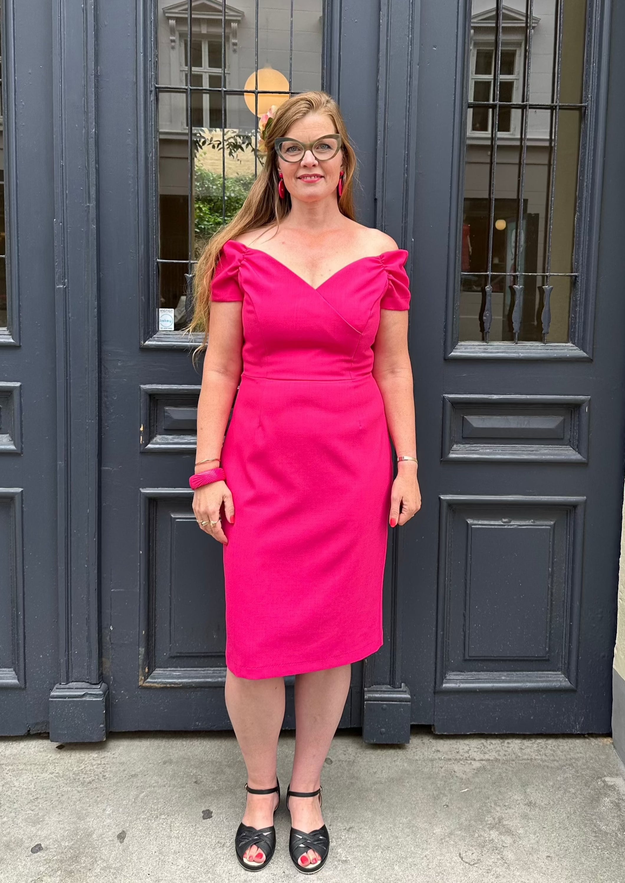 Fatale pencilkjole med off-shoulder - pink