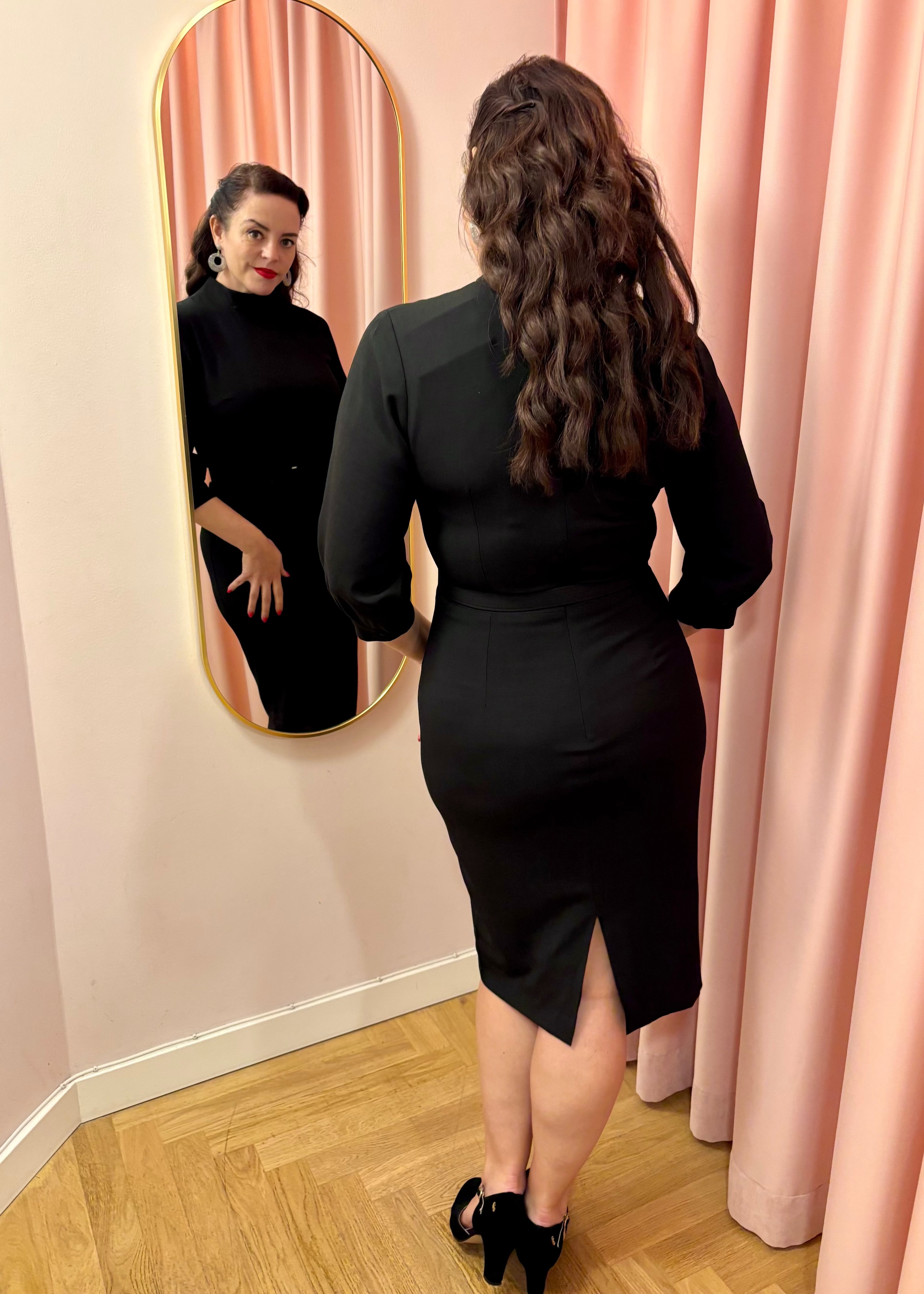 Audrey højhalset pencilkjole med 3/4 ærmer - sort linen Kjoler Daisy Dapper