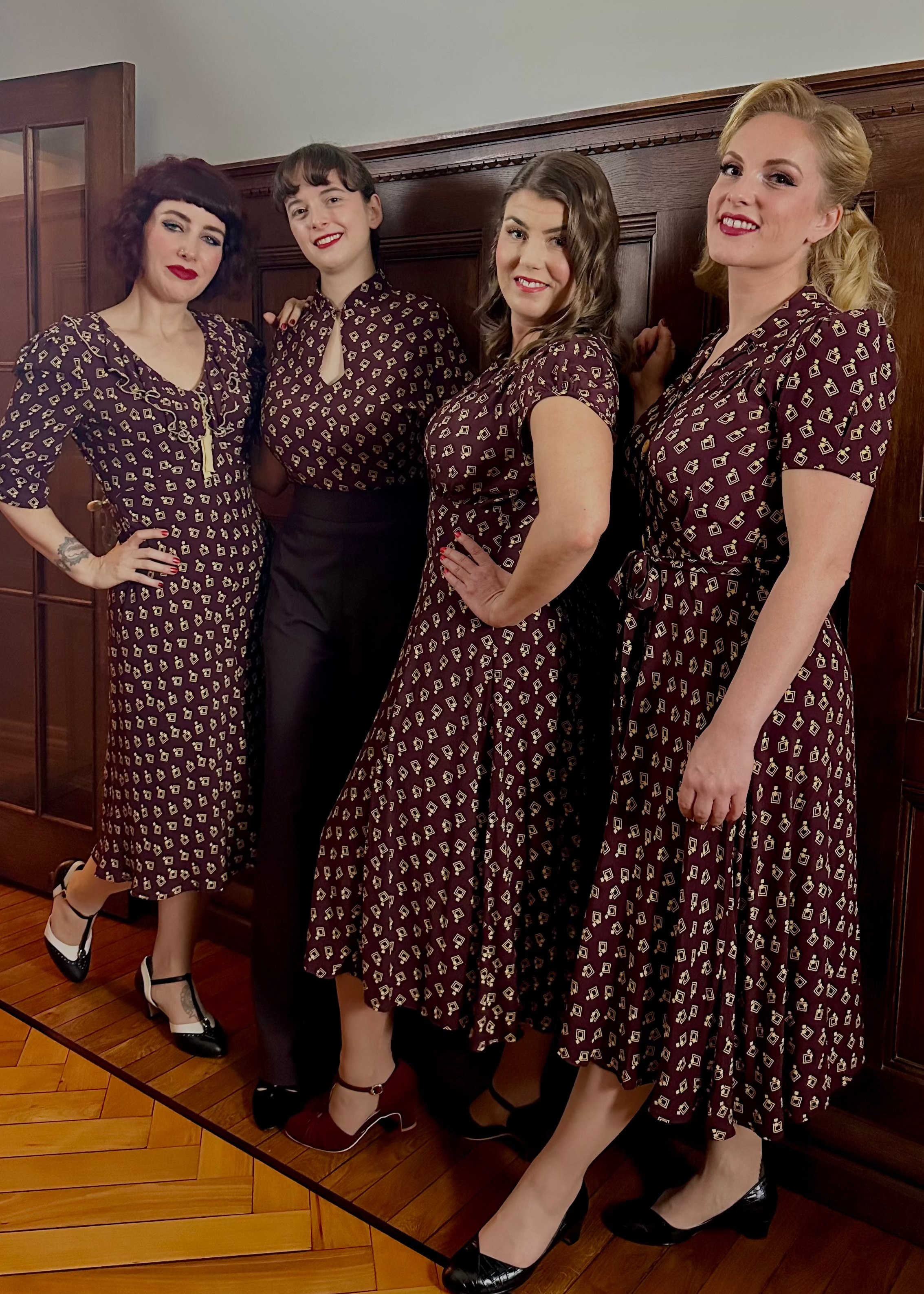 Ava klassisk A-form kjole i blommefarvet 'Diamond Deco' aline kjole House of Foxy