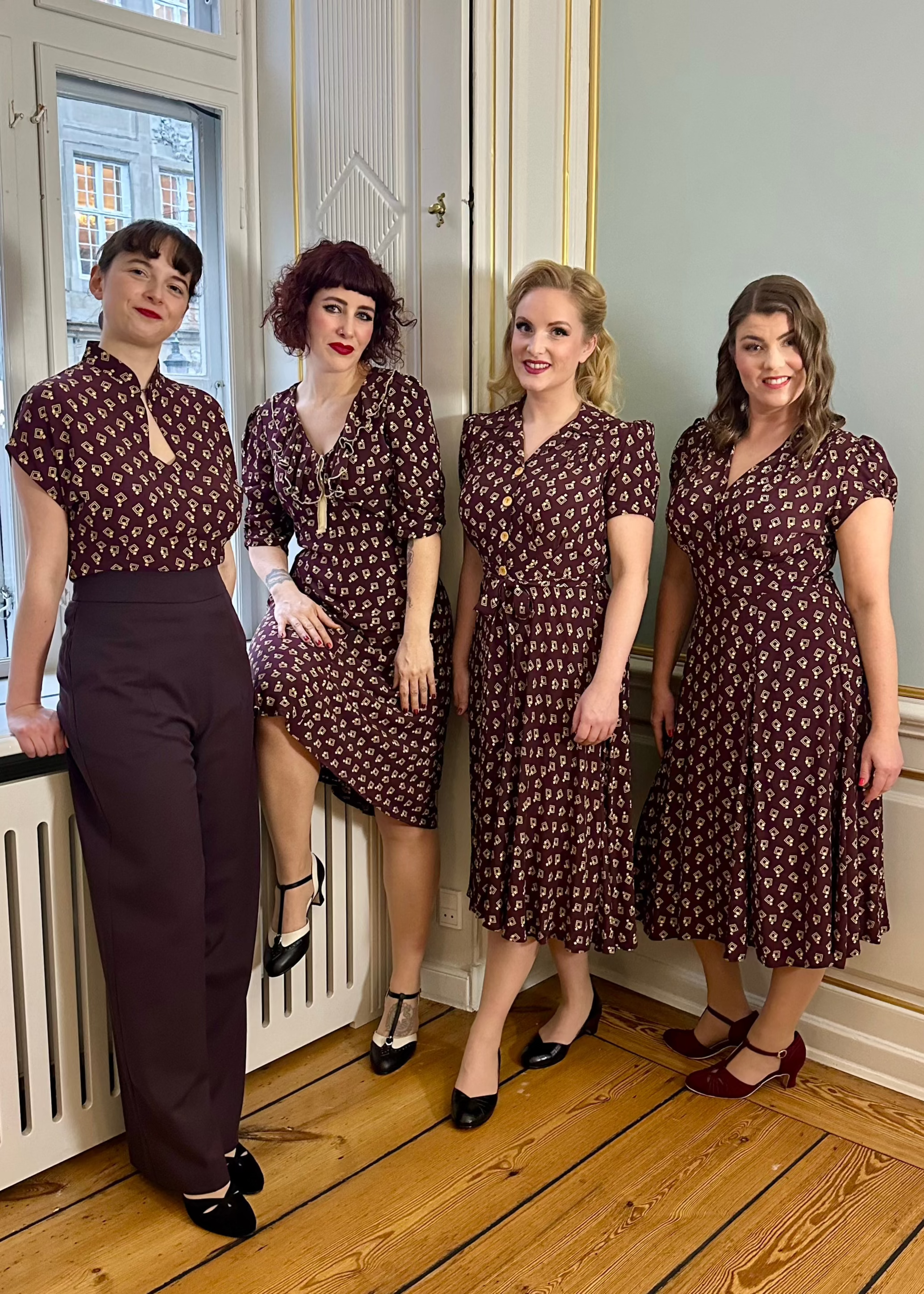 Ava klassisk A-form kjole i blommefarvet 'Diamond Deco' aline kjole House of Foxy