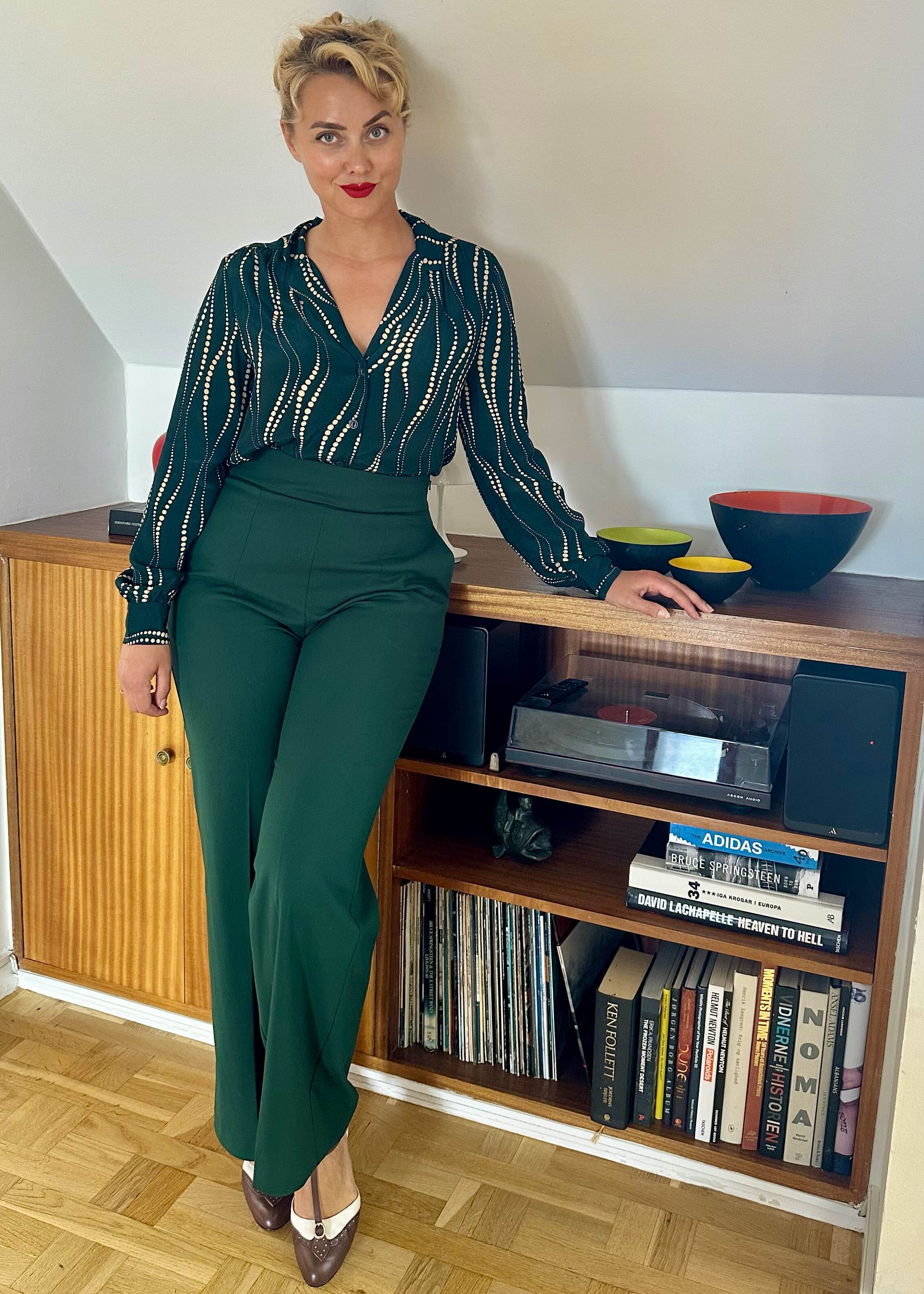 Bella skjorte i mørkegrøn med prikket bølgemønster top King Louie