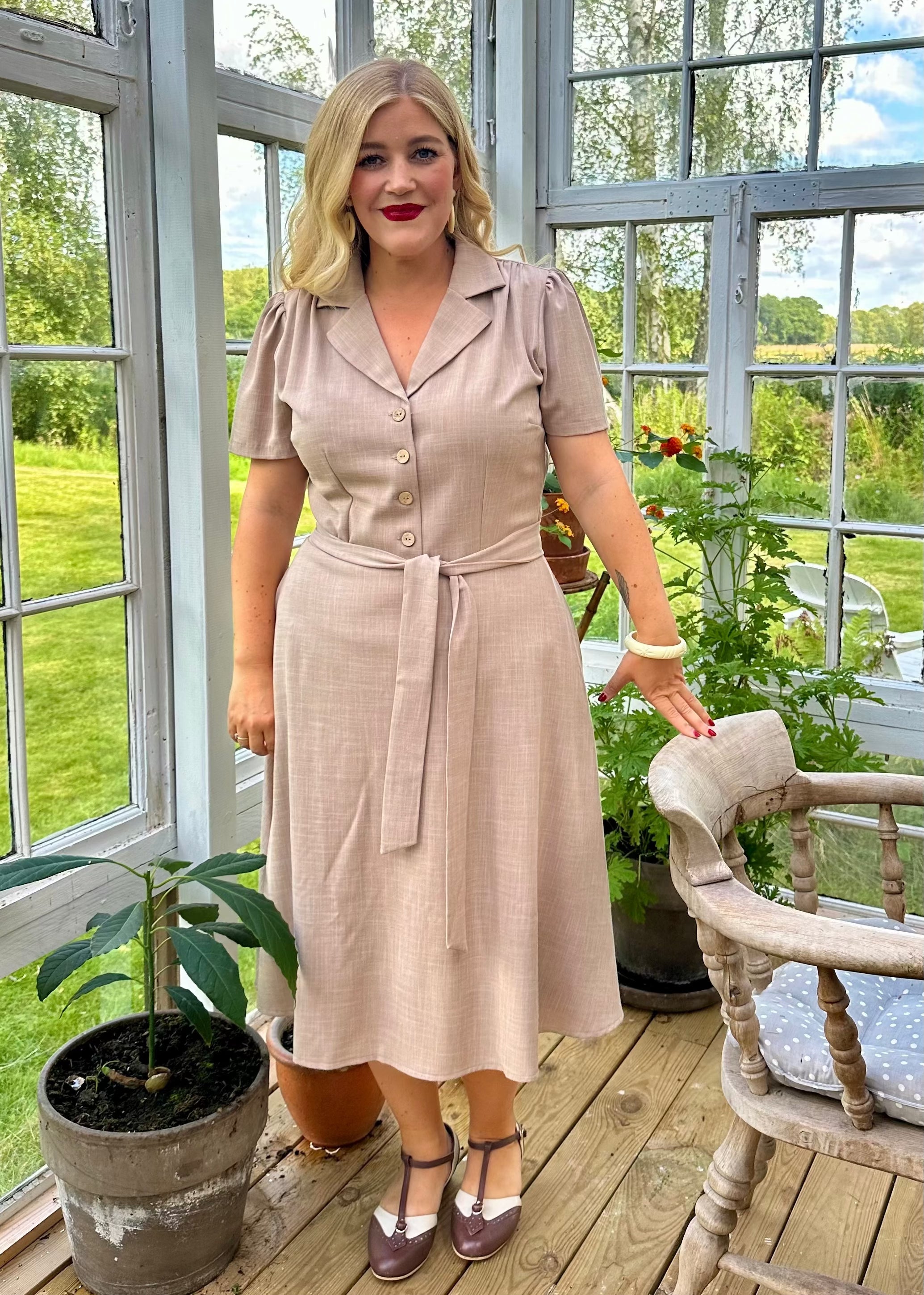 Betty kortærmet skjortekjole i sand beige Kjoler Daisy Dapper