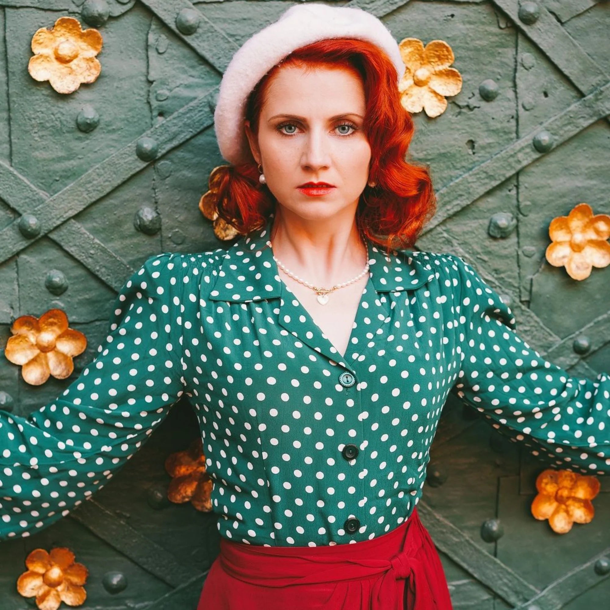 Bloomsbury: Poppy vintage stils skjortebluse i grøn med prikker toej Seamstress Of Bloomsbury