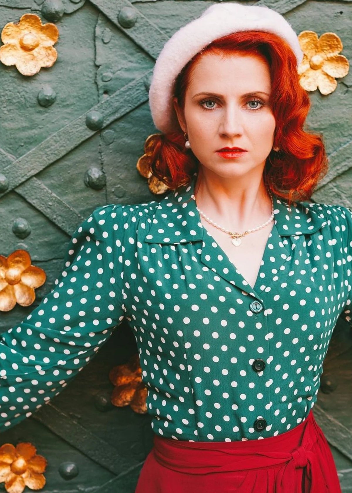 Bloomsbury: Poppy vintage stils skjortebluse i grøn med prikker toej Seamstress Of Bloomsbury