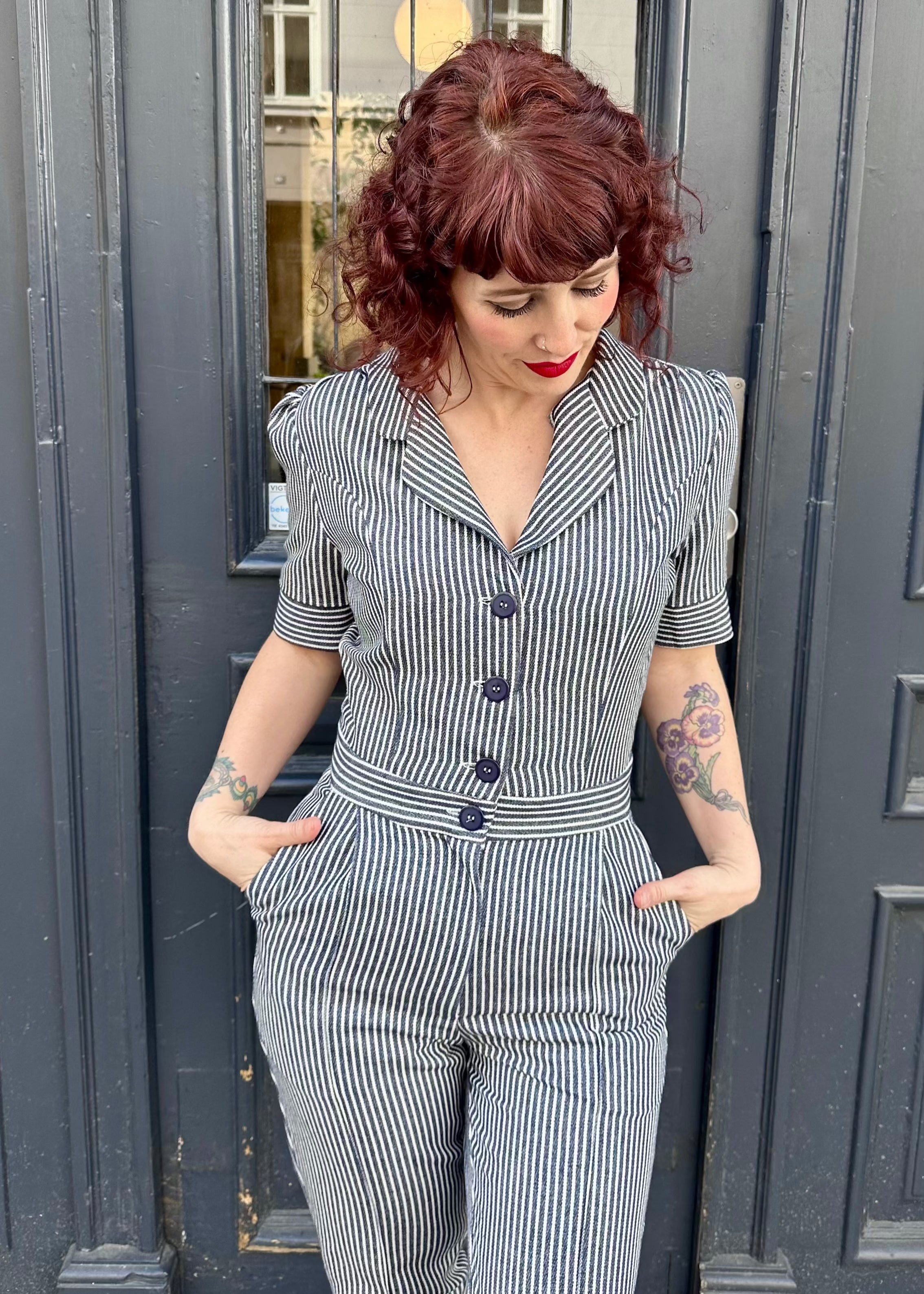 Buksedragt i navy med striber buksedragt Very Cherry