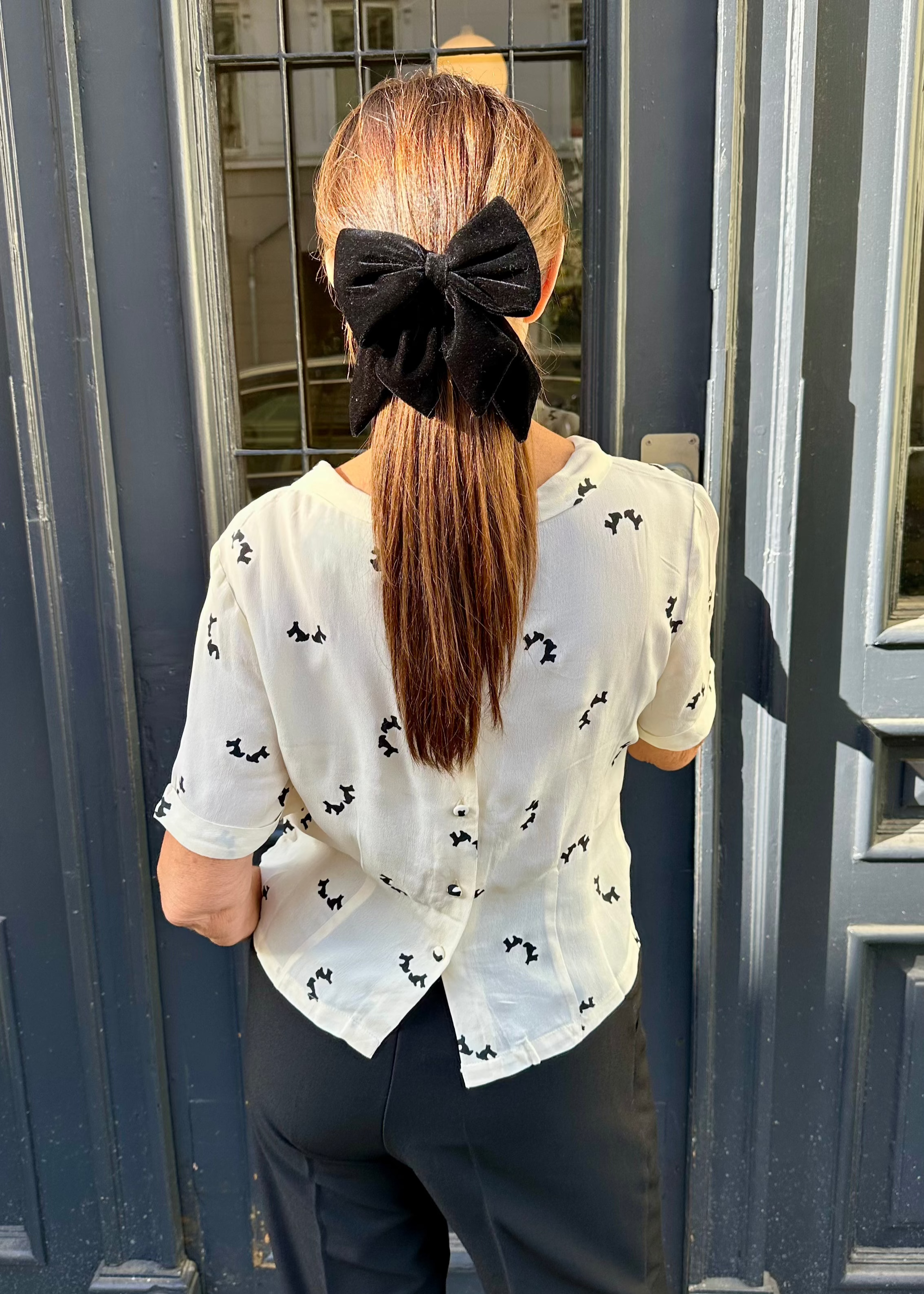 Cindy kortærmet skjortebluse med sløjfe i hvid med hundeprint kortærmet skjorte Seamstress Of Bloomsbury