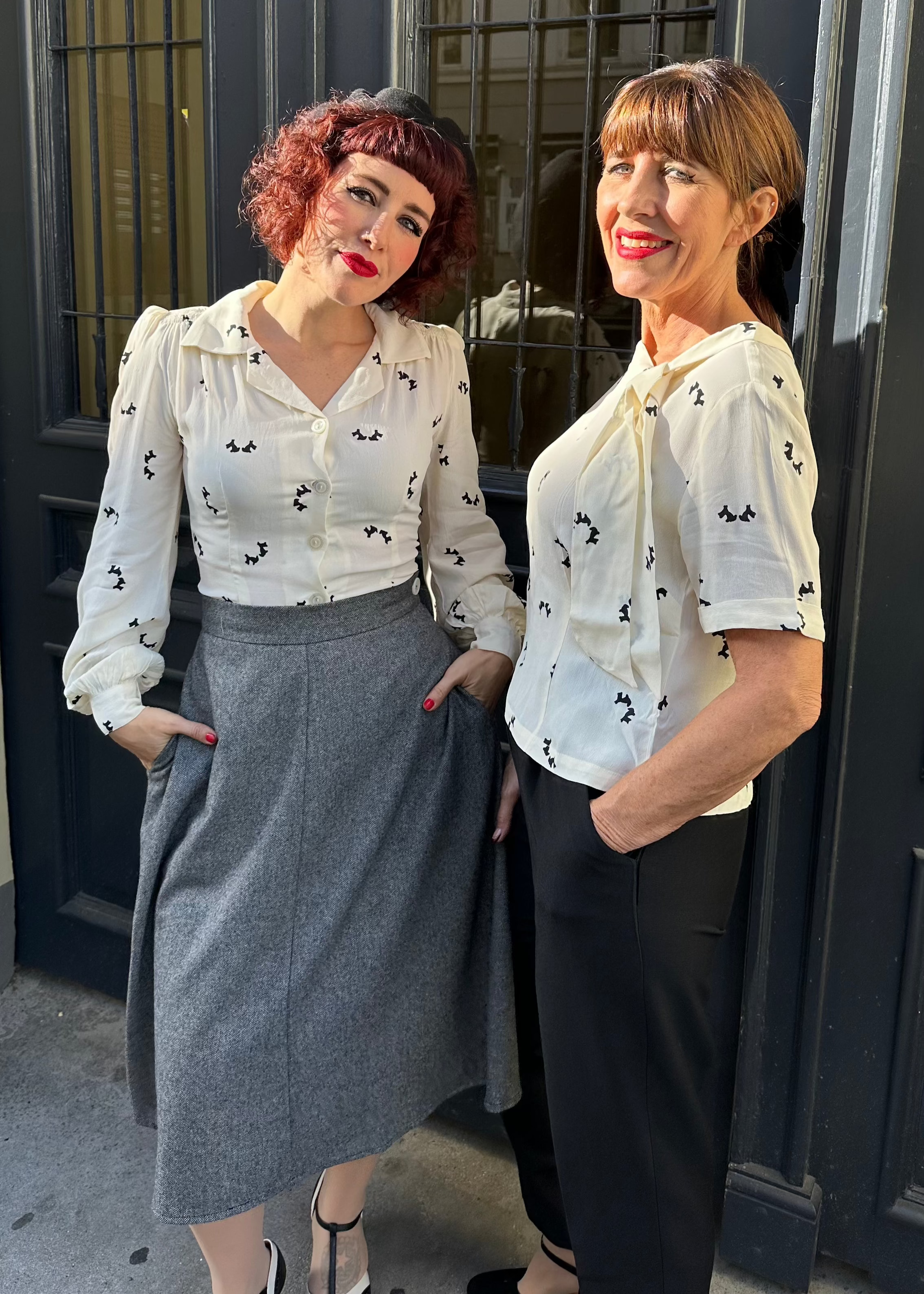 Cindy kortærmet skjortebluse med sløjfe i hvid med hundeprint kortærmet skjorte Seamstress Of Bloomsbury