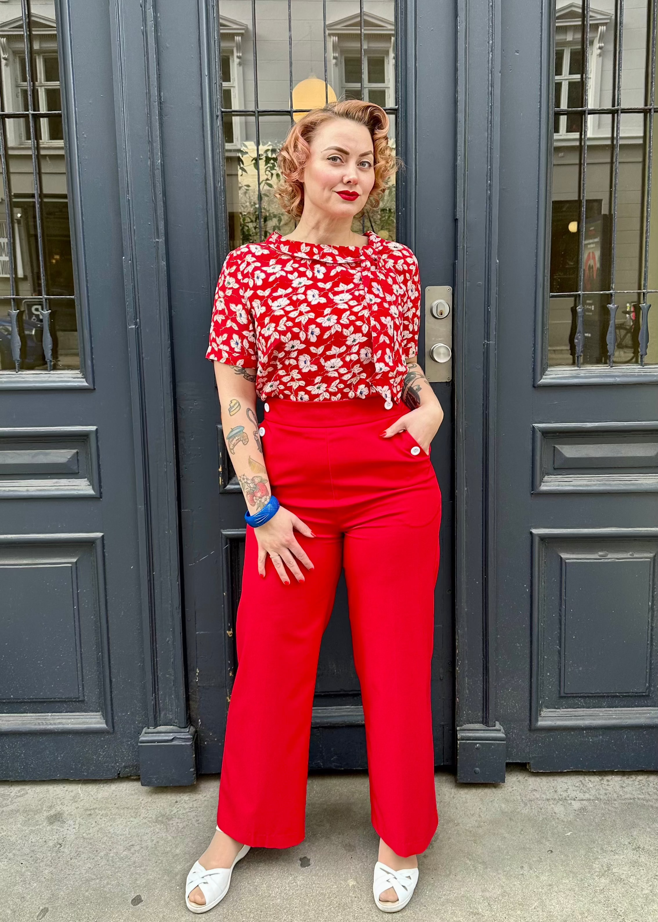 Cindy skjorte med korte ærmer i rød med blomster kortærmet skjorte Seamstress Of Bloomsbury