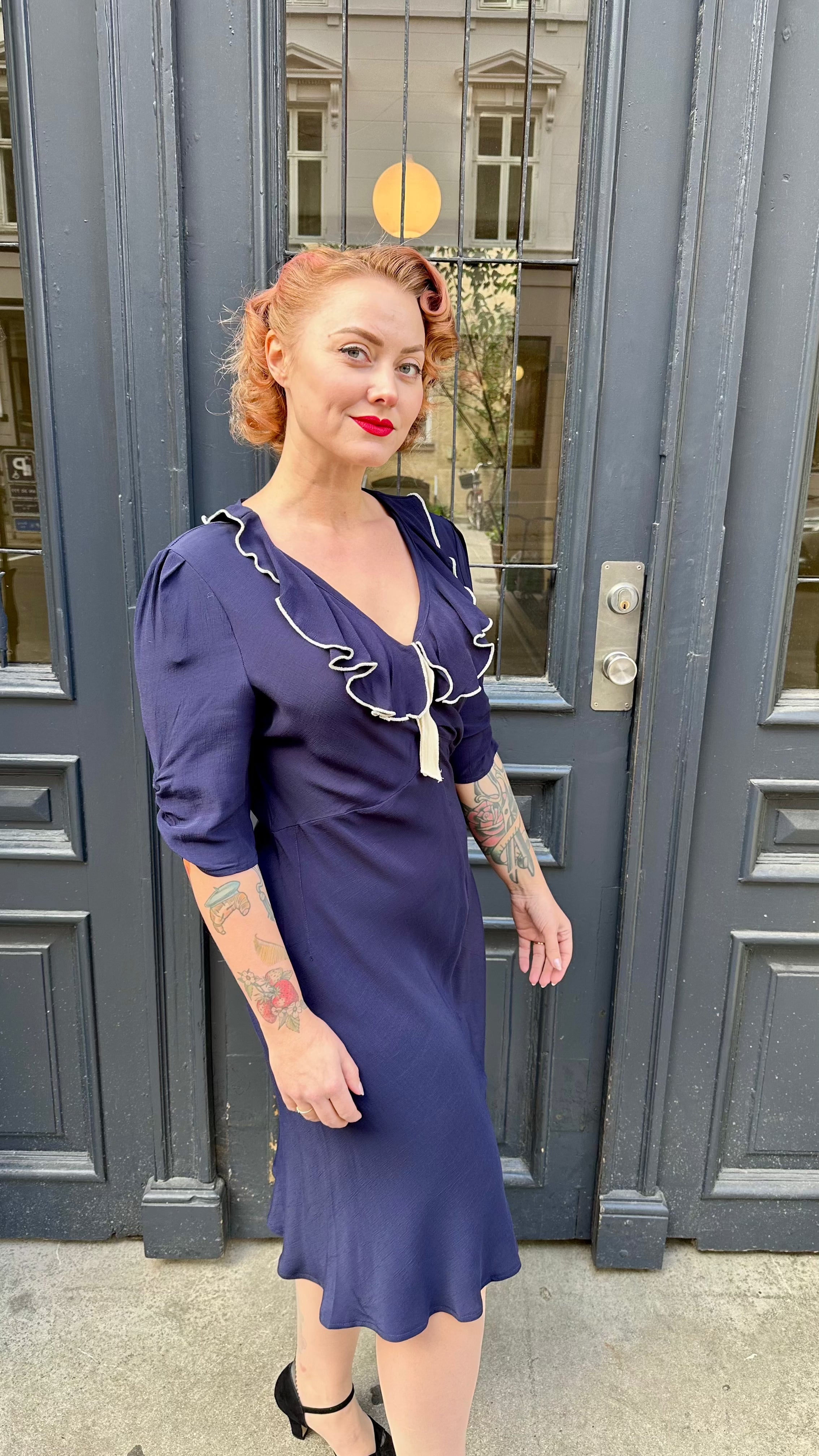 Cora bias-cut kjole i Navy blå aline kjole House of Foxy