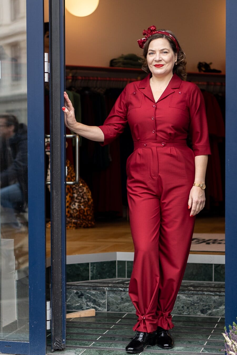 Daisy Dapper: Buksedragt med 3/4 lange ærmer i bordeaux toej Daisy Dapper