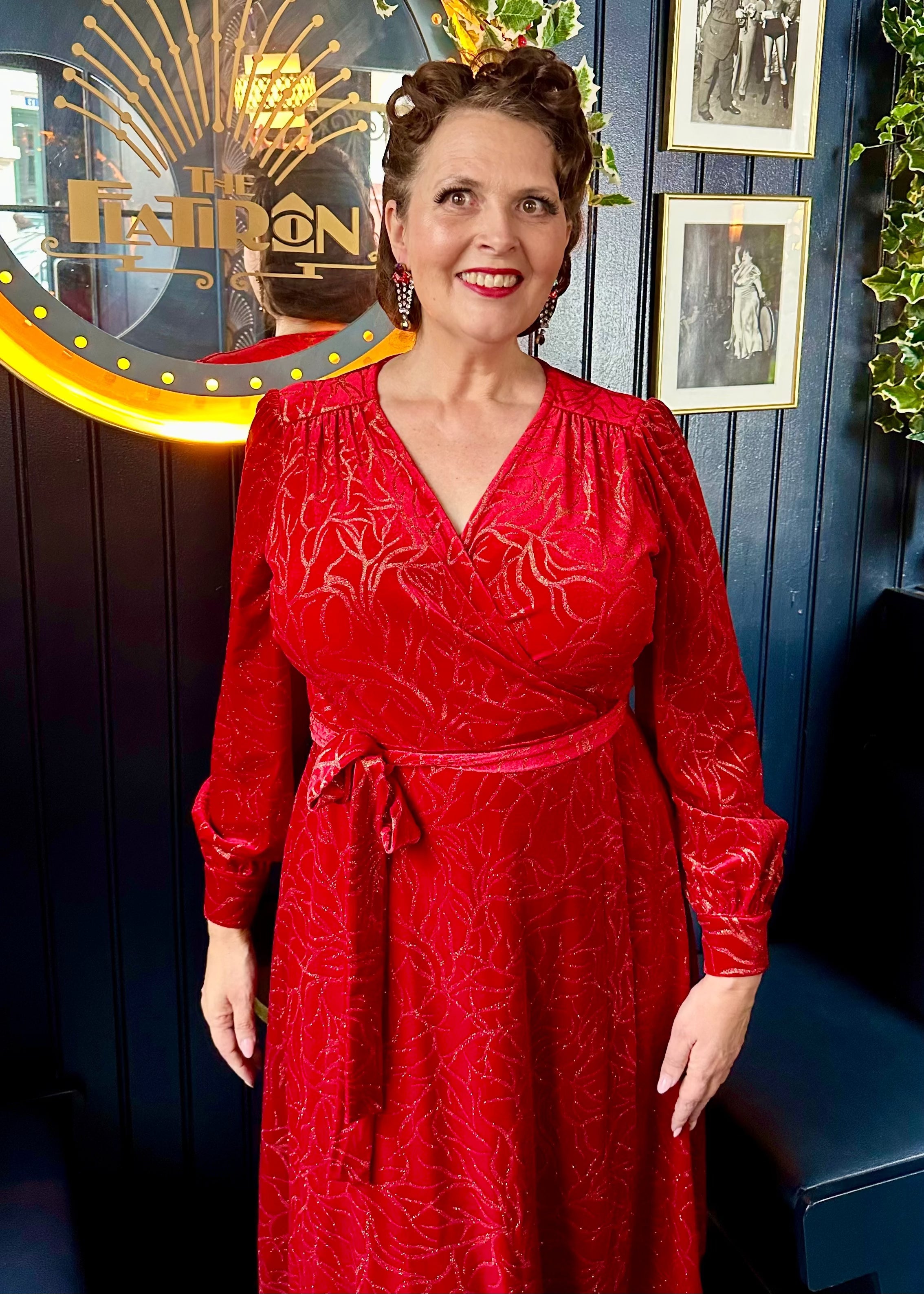 Dalida velour slåom kjole i rød med glitter Kjoler Very Cherry