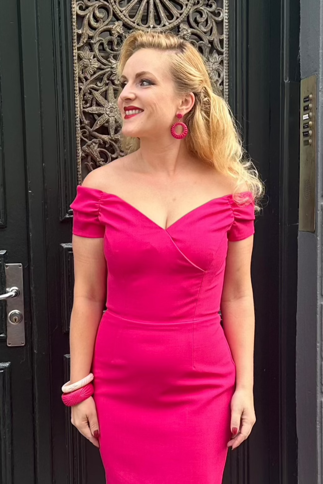 Fatale pencilkjole med off-shoulder i hot pink pencil kjole Pretty Dress Company
