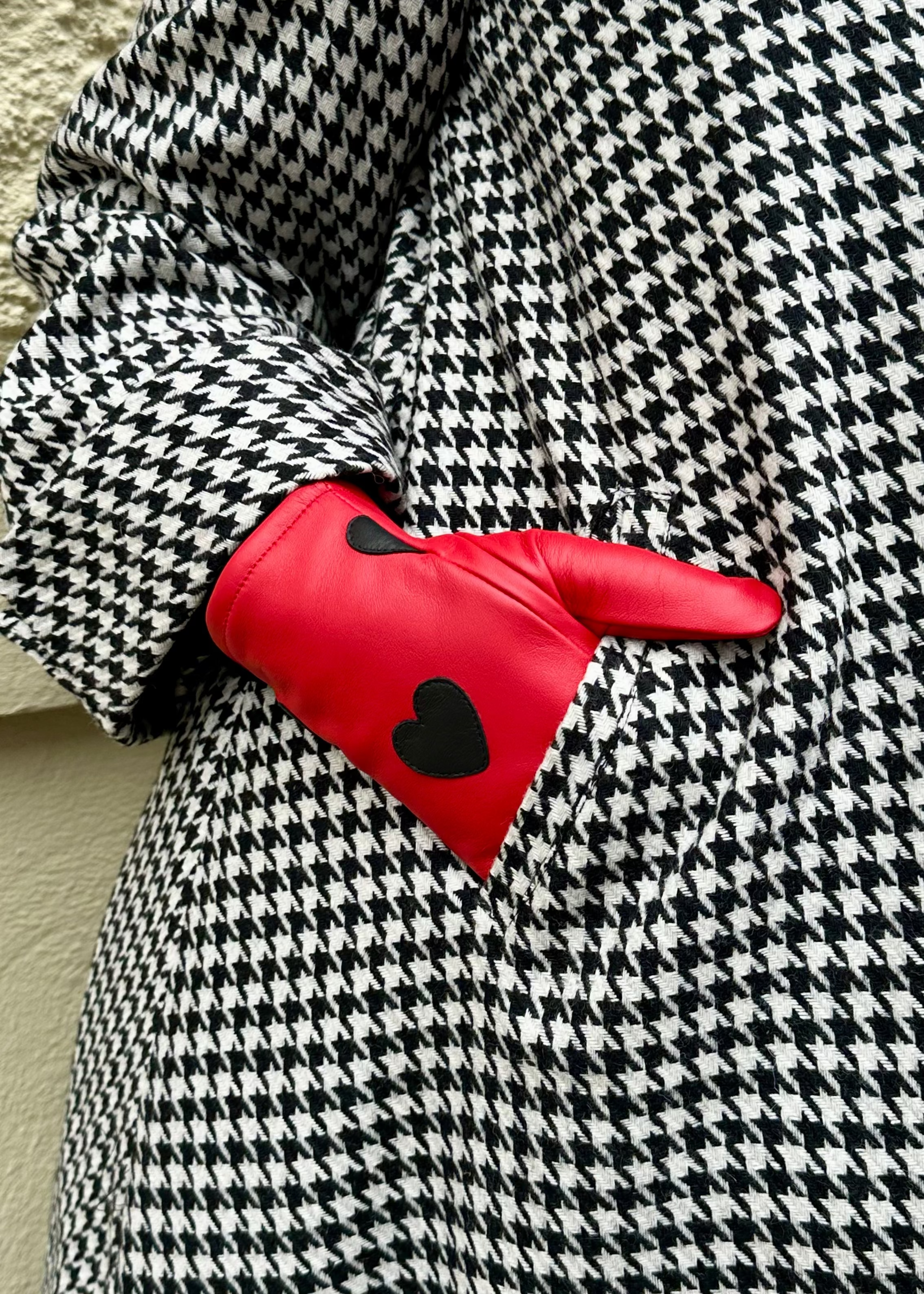 Handsker i rød læder med sorte hjerter Accessories Mabel Sheppard