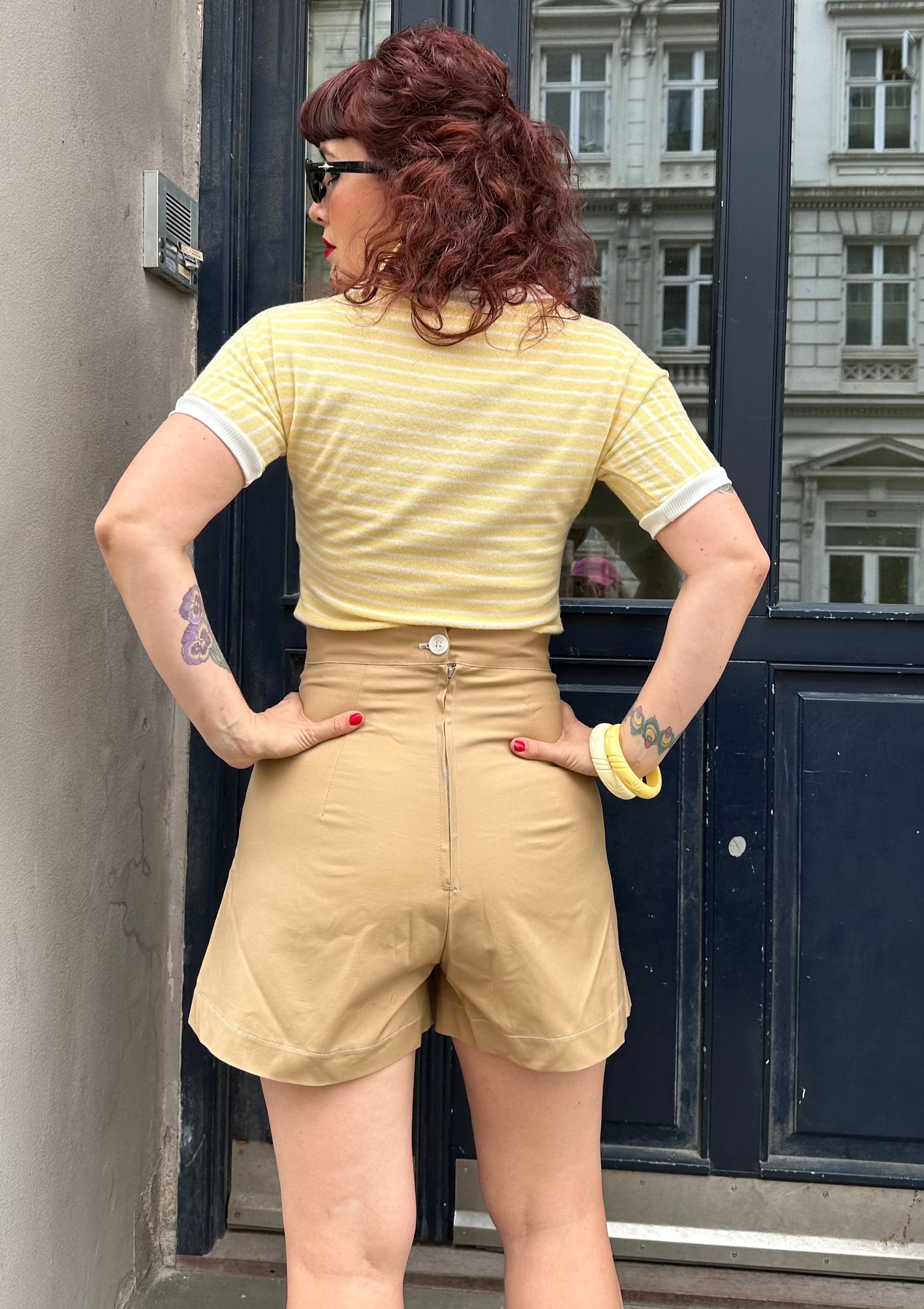 Højtaljede beige farvede shorts i bomuld tøj Freddies Of Pinewood