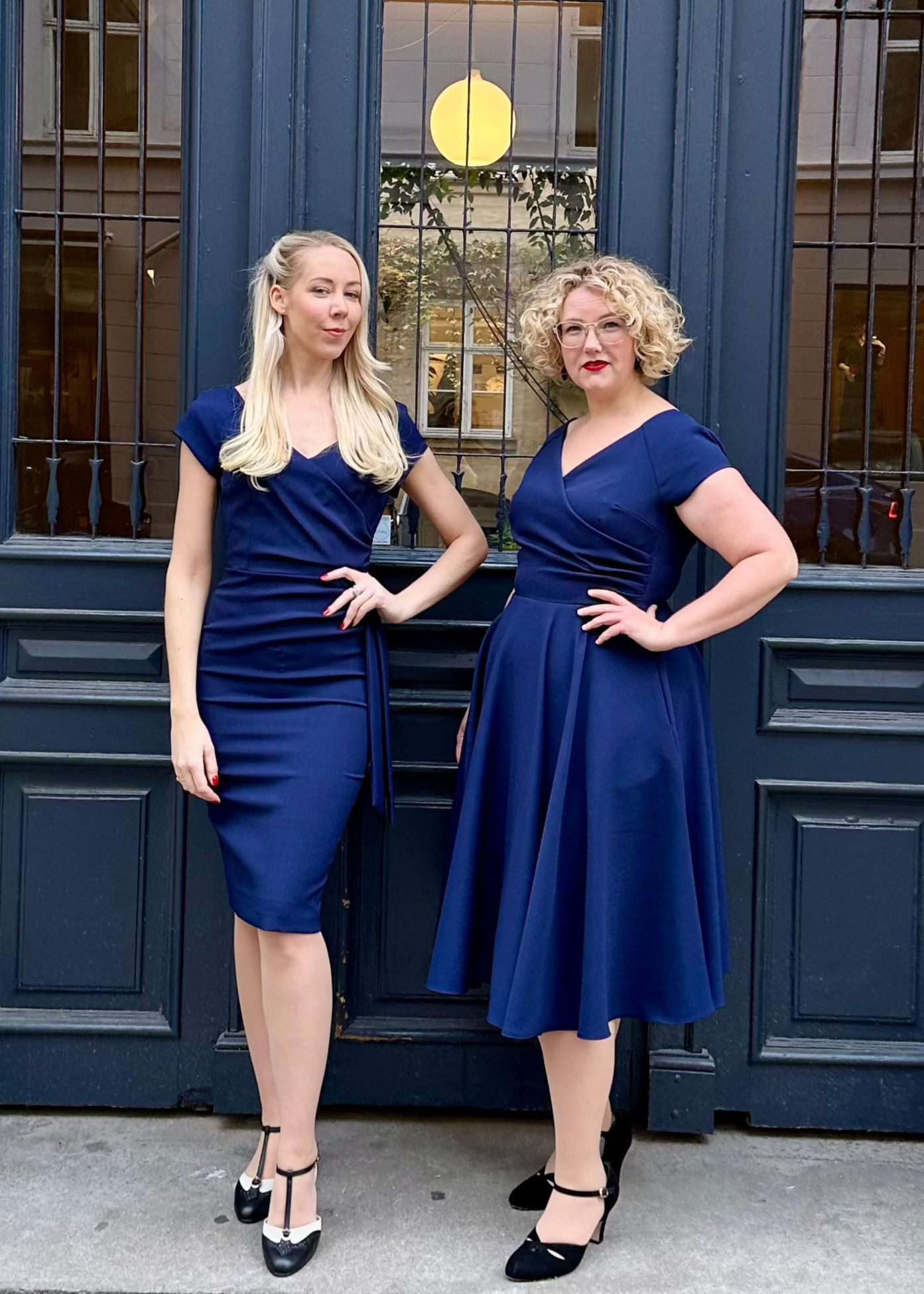 Hourglass pencilkjole i navy med faux wrap pencil kjole Pretty Dress Company
