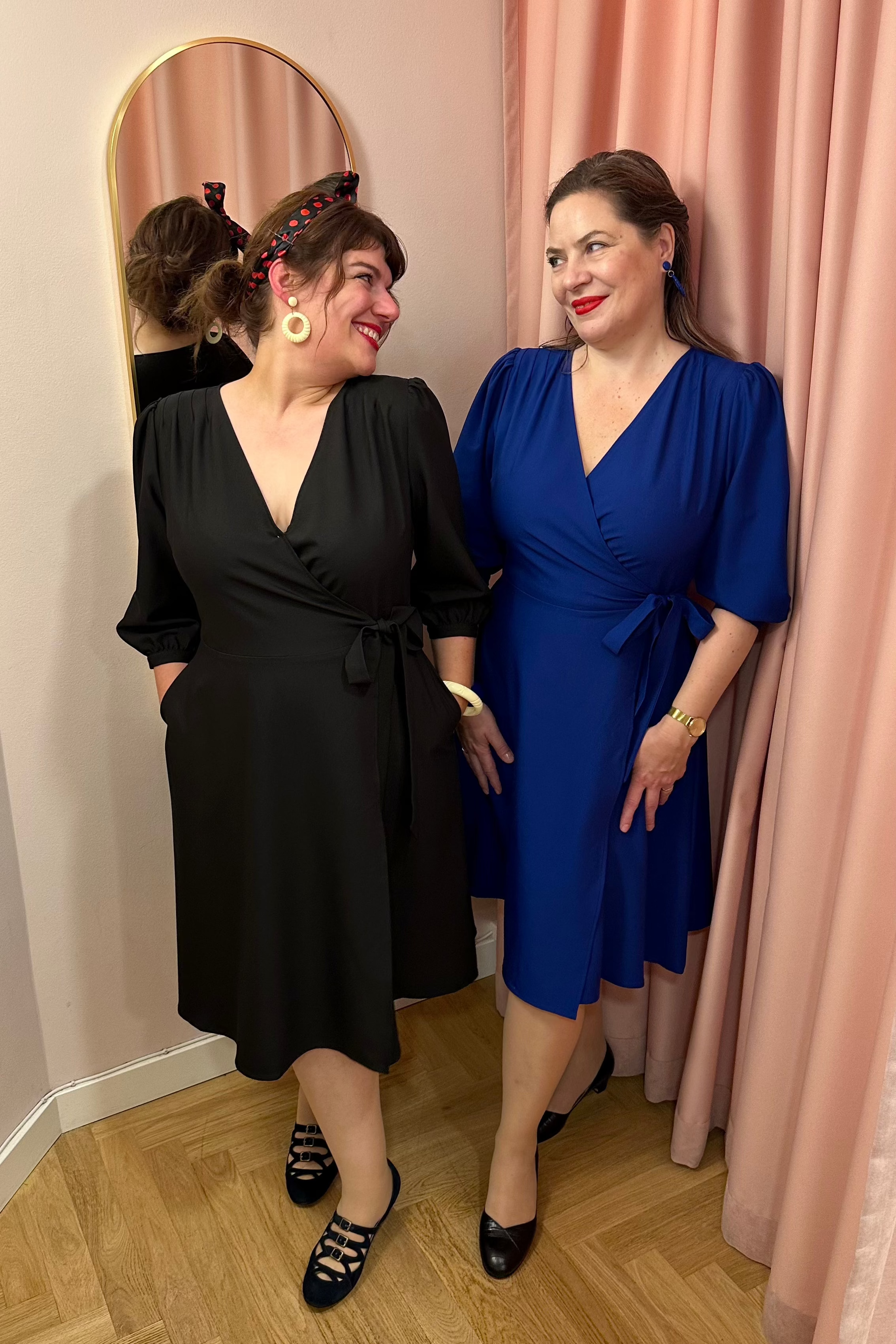 Jane slåom kjole i sort med 3/4 ærmer Kjoler Daisy Dapper