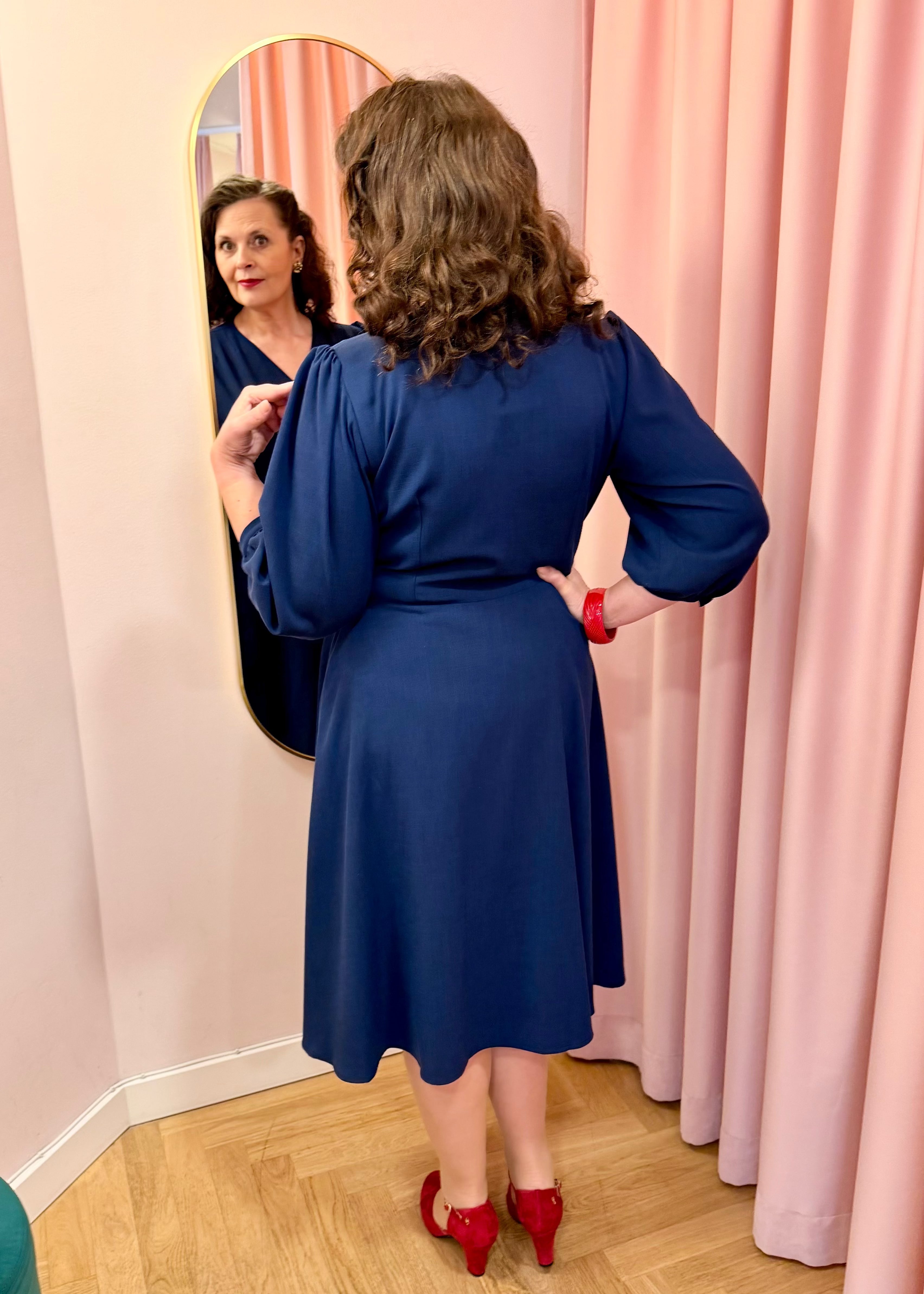 Jane slåom kjole med 3/4 ærmer - navy blå slåom kjole Daisy Dapper