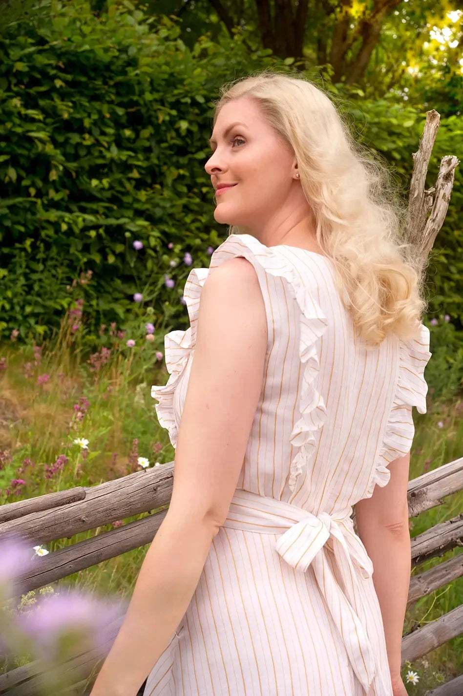 Karin's Picnic Dress i hvid med gule striber aline kjole Emmy Design