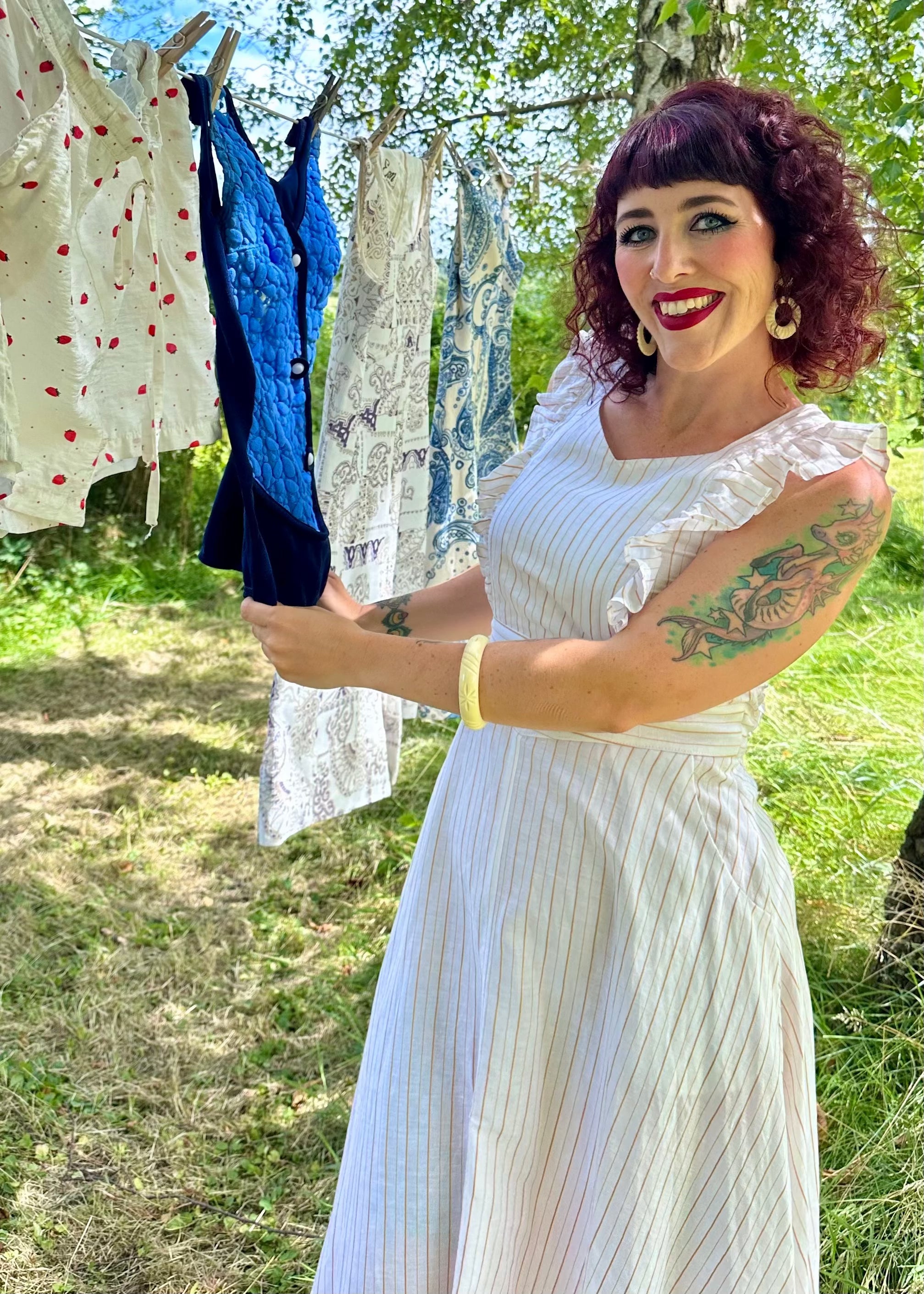 Karin's Picnic Dress i hvid med gule striber aline kjole Emmy Design