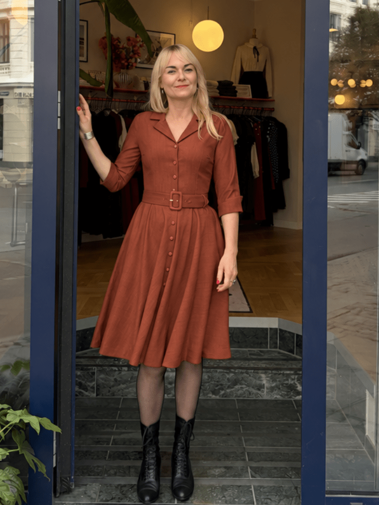 Kelly 1950er swing kjole - cognac linen look skjortekjole Daisy Dapper