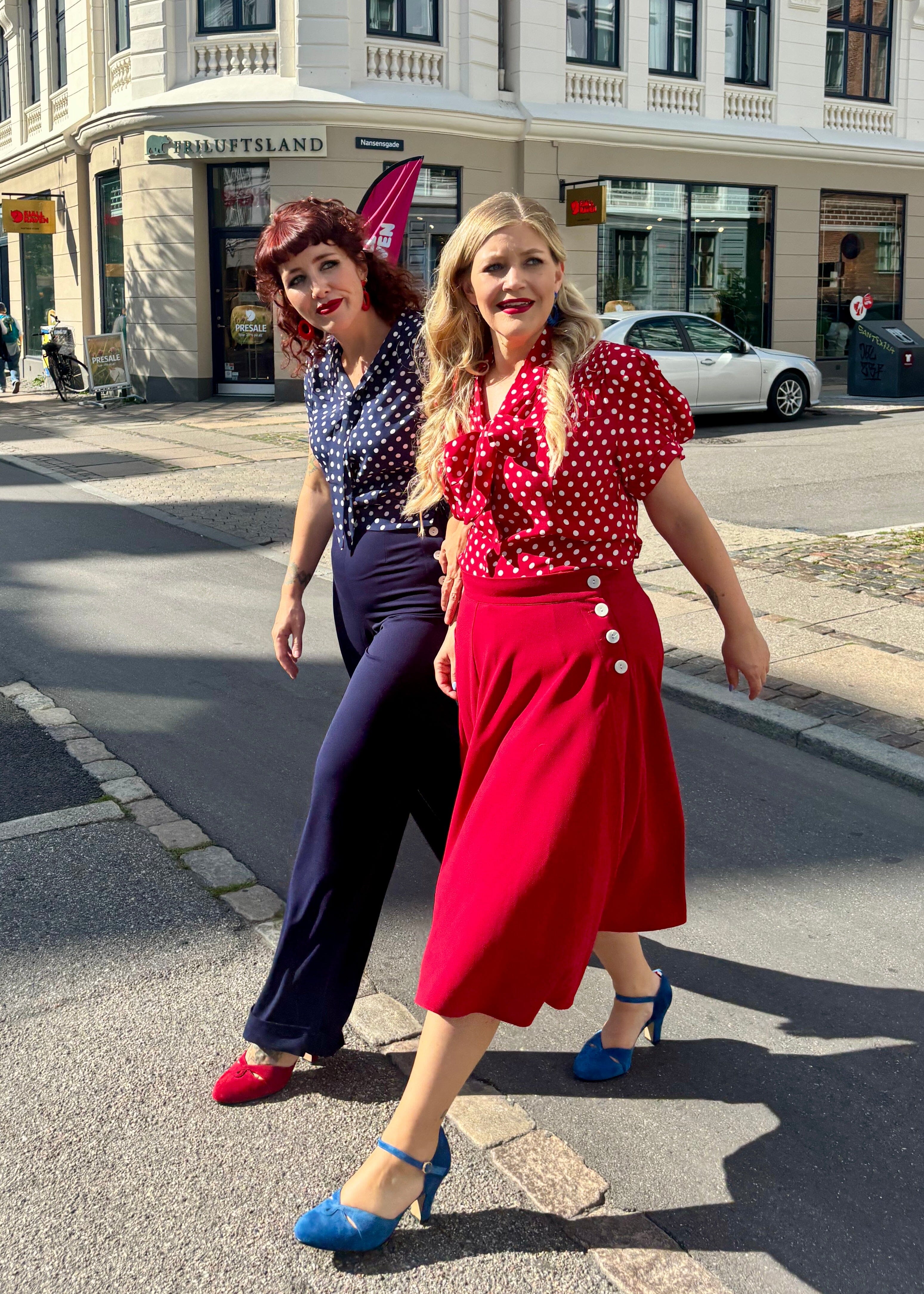 Klassisk pump i ruskind af Mondo Kaos - yale blue sko Charlie Stone