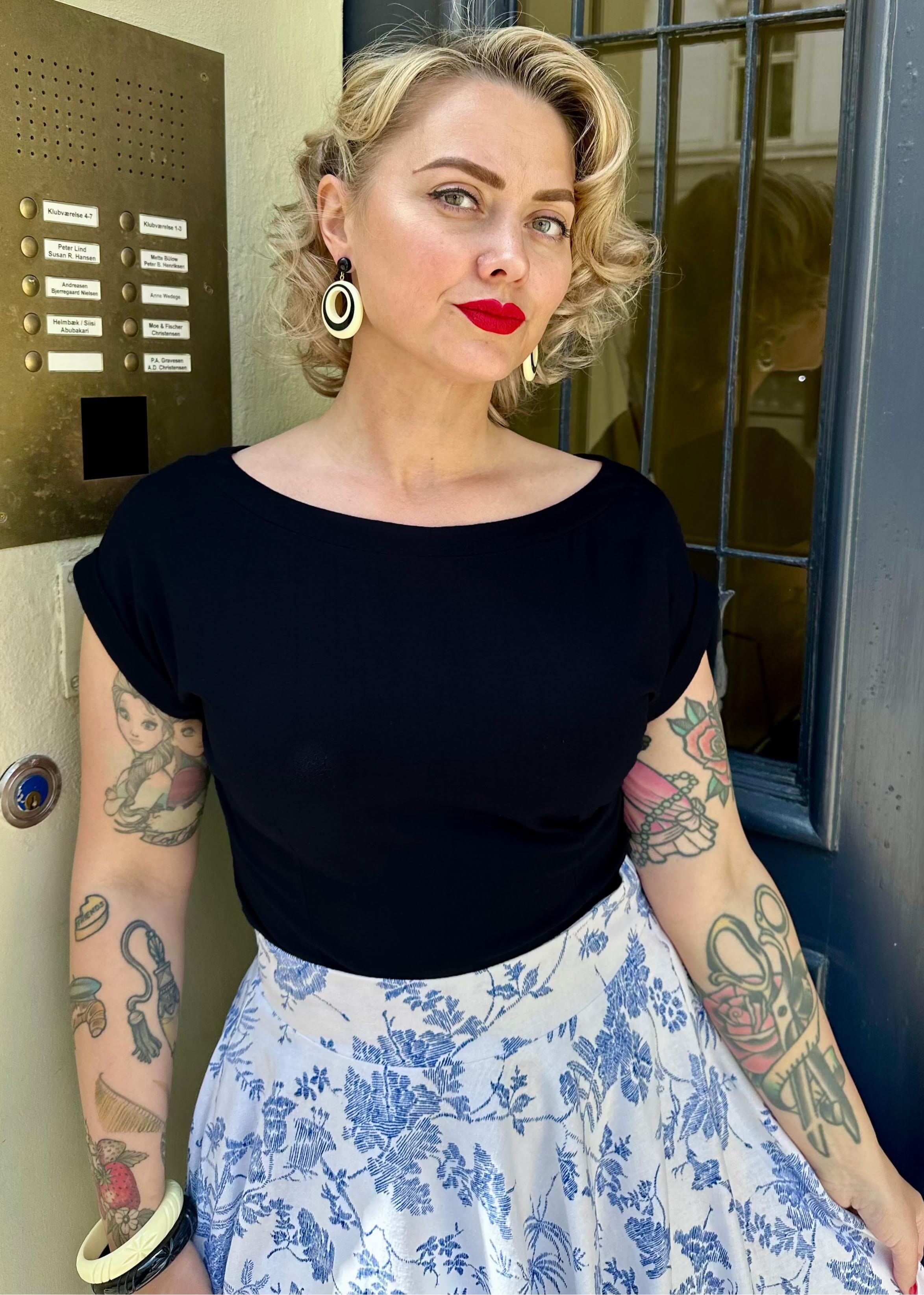 Kortærmet vendbar boatneck top i sort jersey top Daisy Dapper