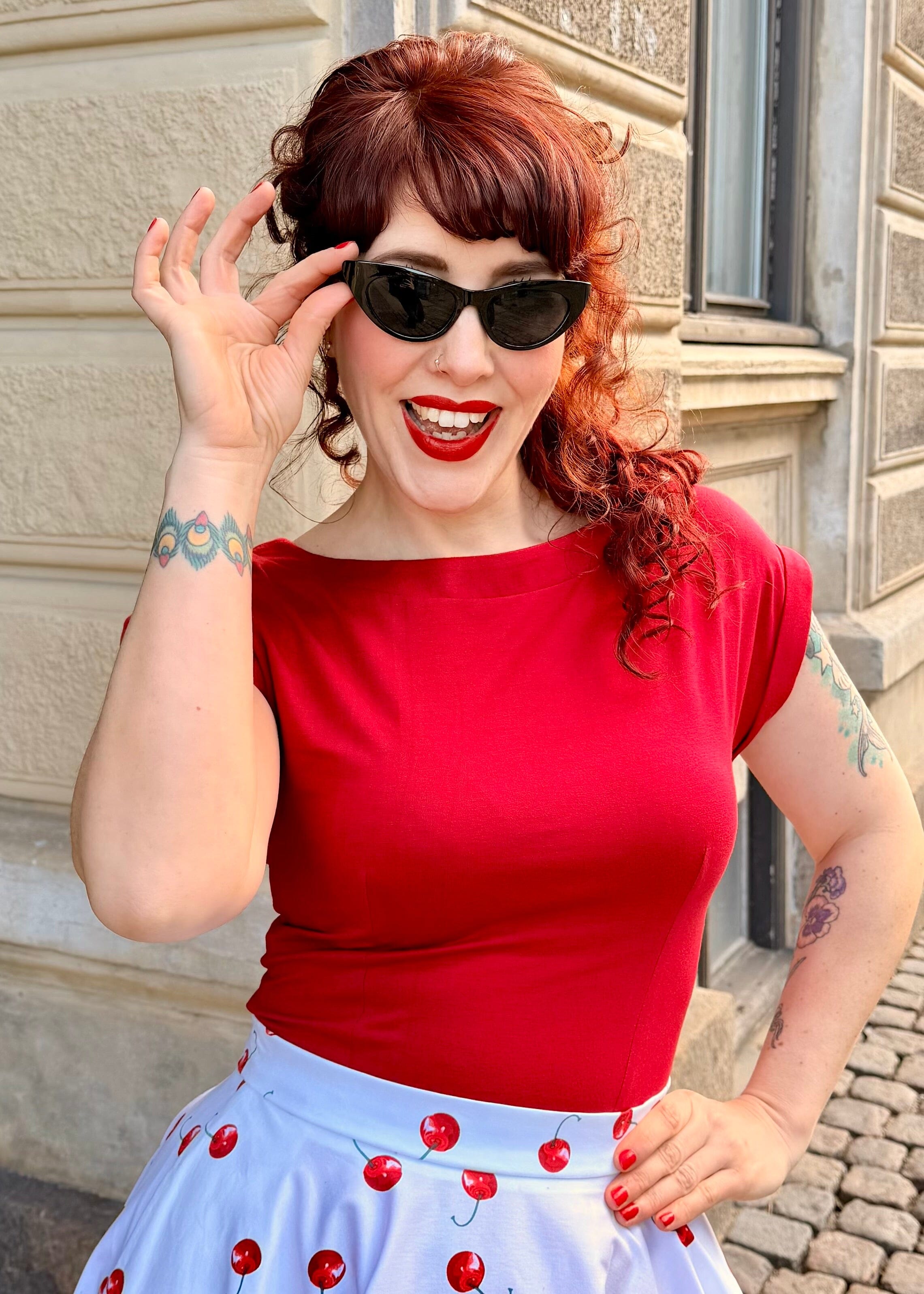 Kortærmet vendbar boatneck top - klassisk rød jersey top Daisy Dapper