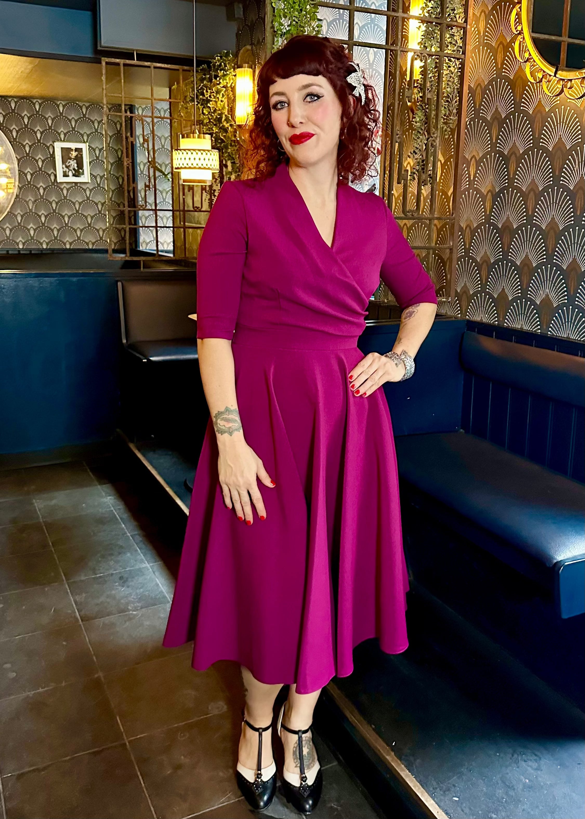 Leyla swing kjole med faux wrap i berry swing kjole Pretty Dress Company