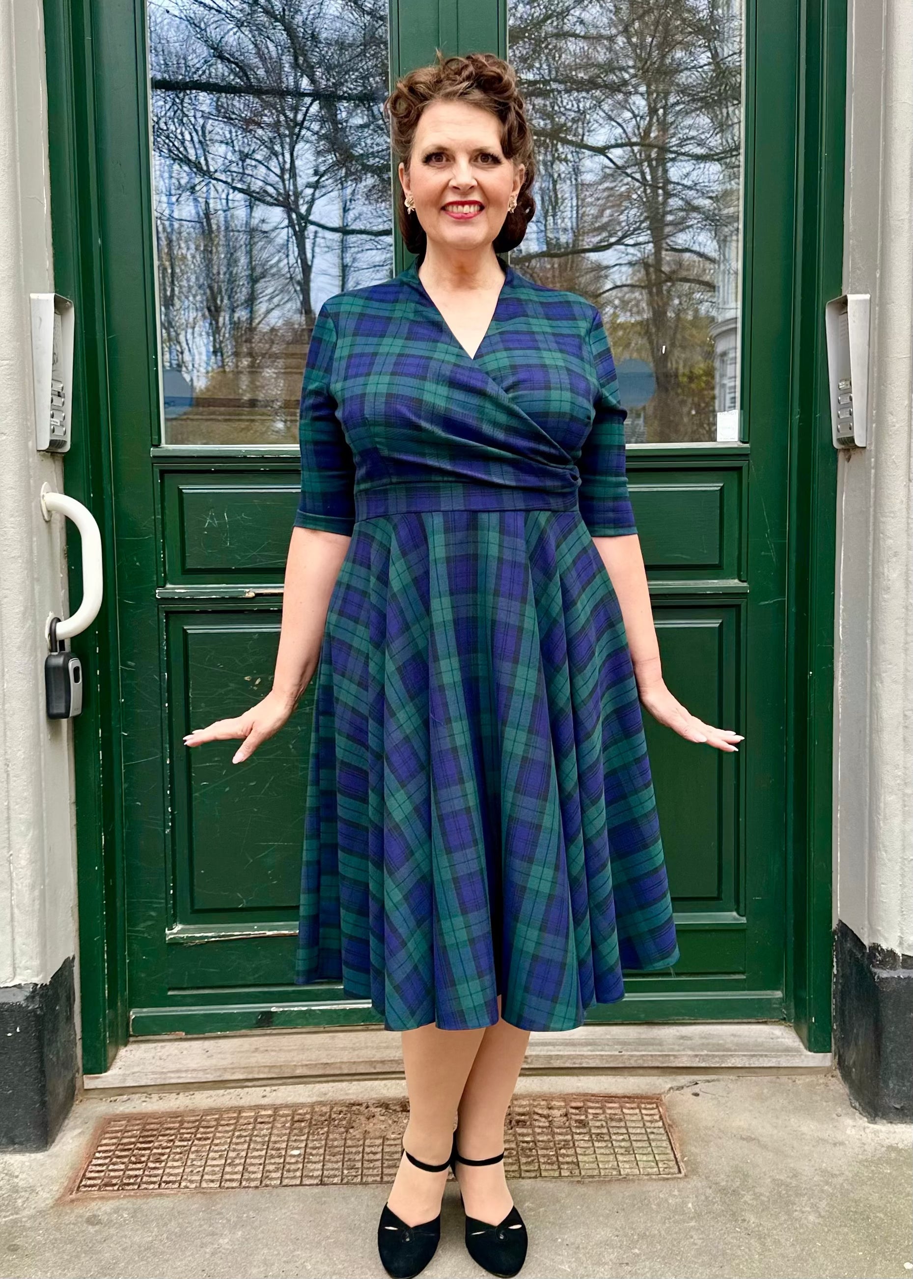 Leyla swing kjole med faux wrap i tern swing kjole Pretty Dress Company
