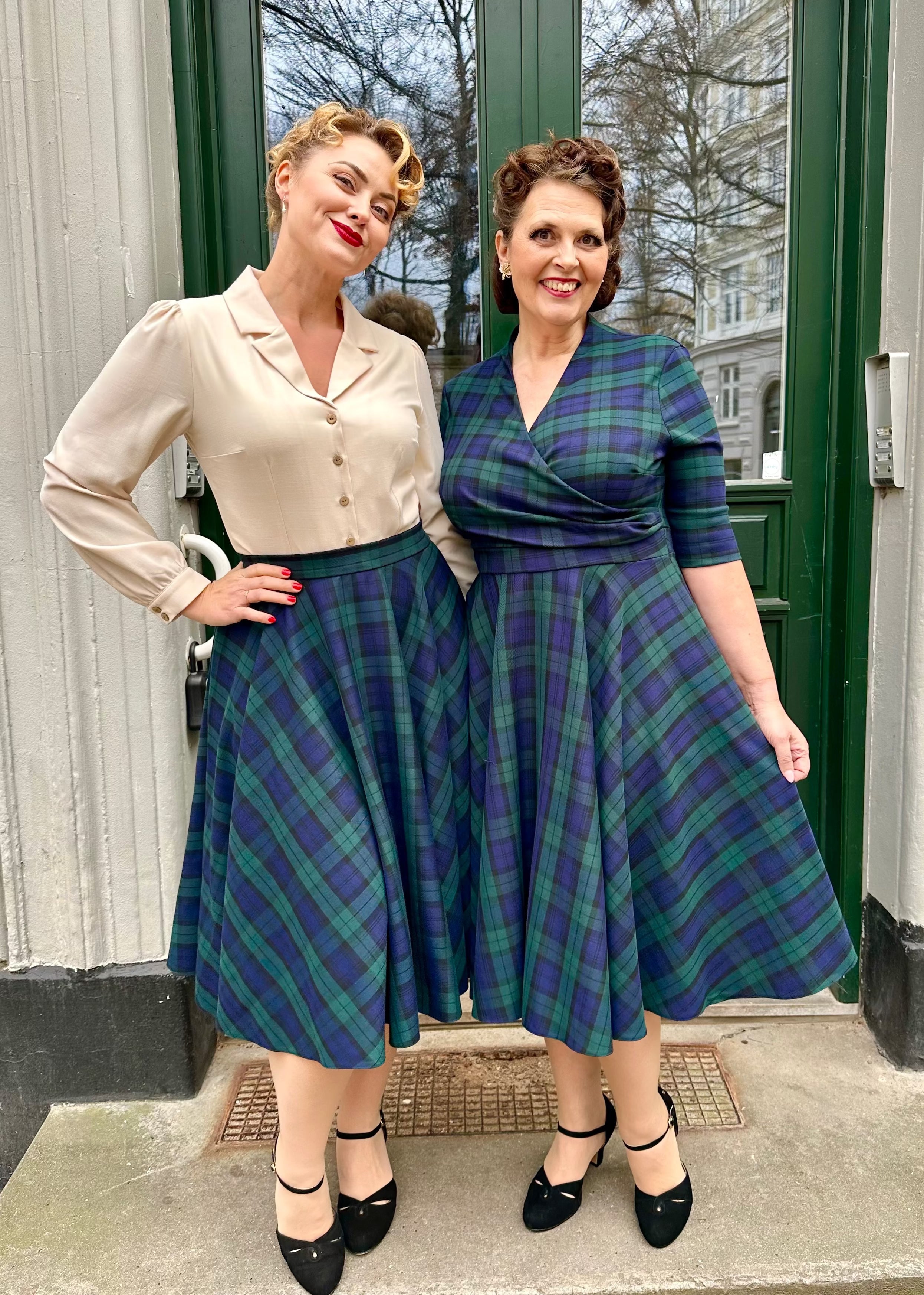 Leyla swing kjole med faux wrap i tern swing kjole Pretty Dress Company