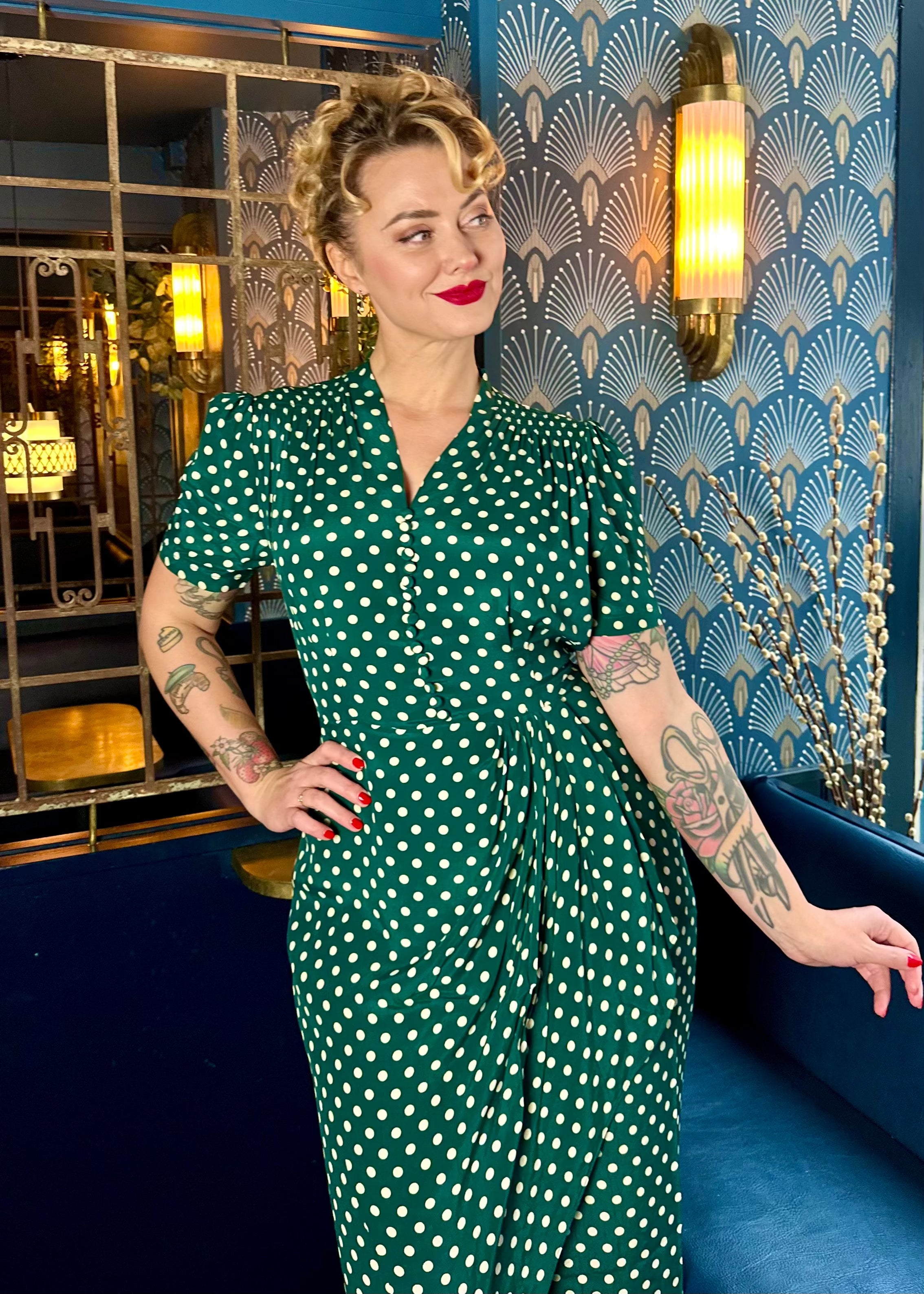 Mabel 1940'er kjole i grøn med prikker pencil kjole Seamstress Of Bloomsbury