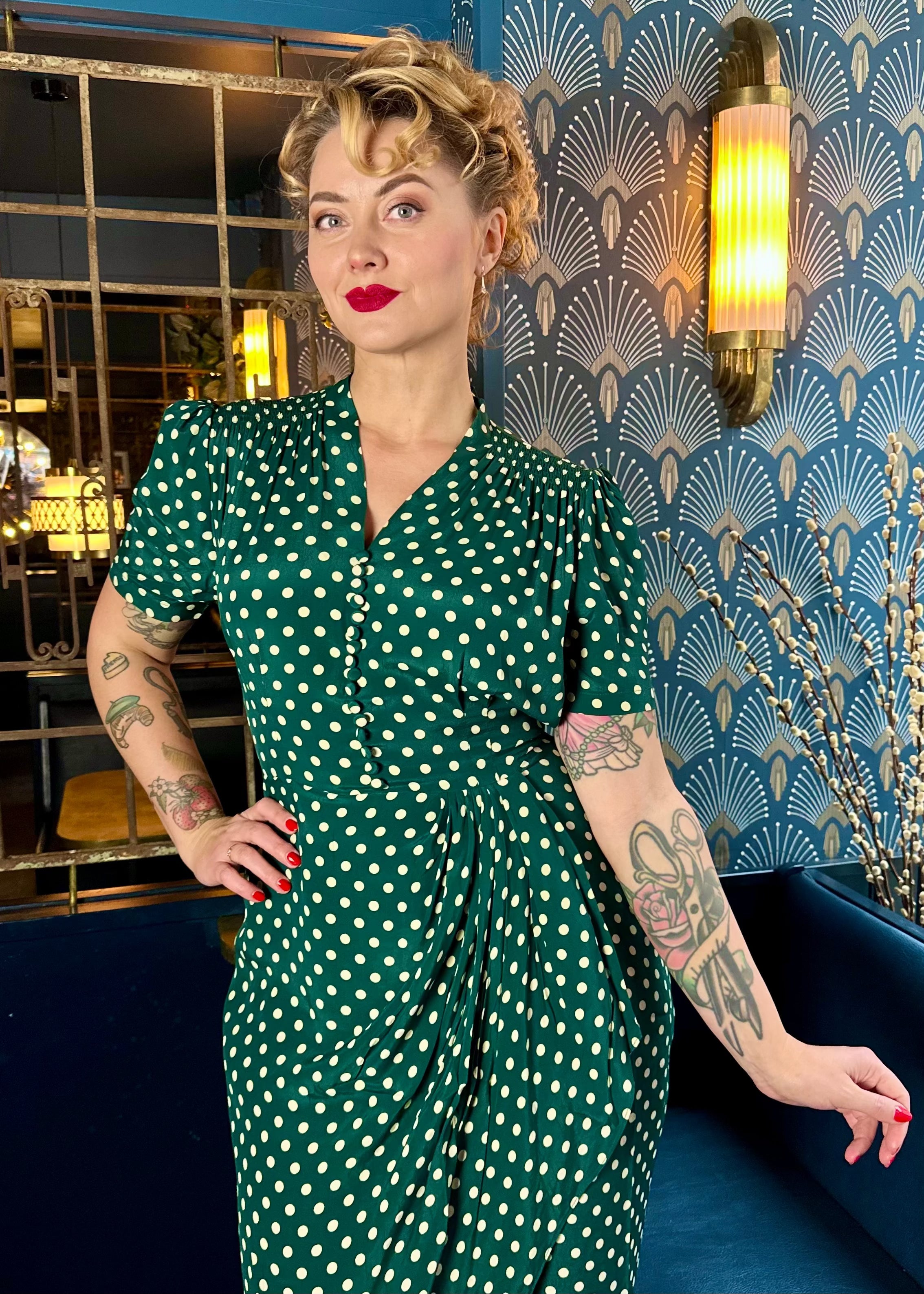 Mabel 1940'er kjole i grøn med prikker pencil kjole Seamstress Of Bloomsbury